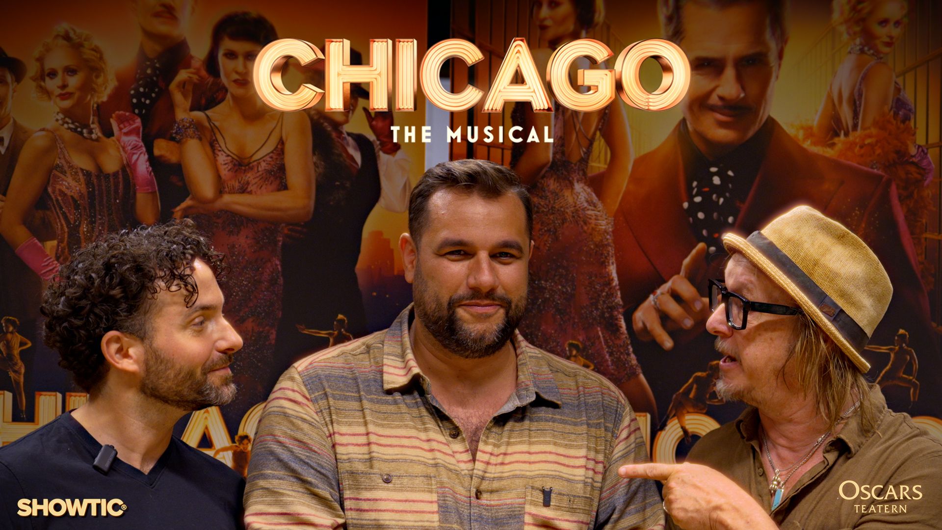 Thumbnail för Chicago The Musical på Oscarsteatern i Stockholm, där Edward af Sillén samtalar med två män framför föreställningens affisch.