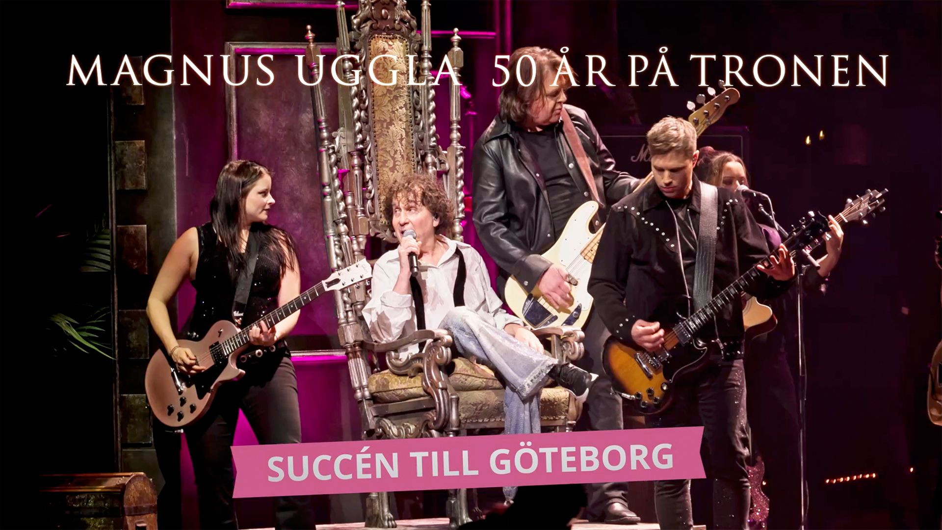 Magnus Uggla sitter på en tron och sjunger med 3 bandmedlemmar bredvid som spelar elgitarr. Manér bild för trailer, 50 år på tronen - Göteborg