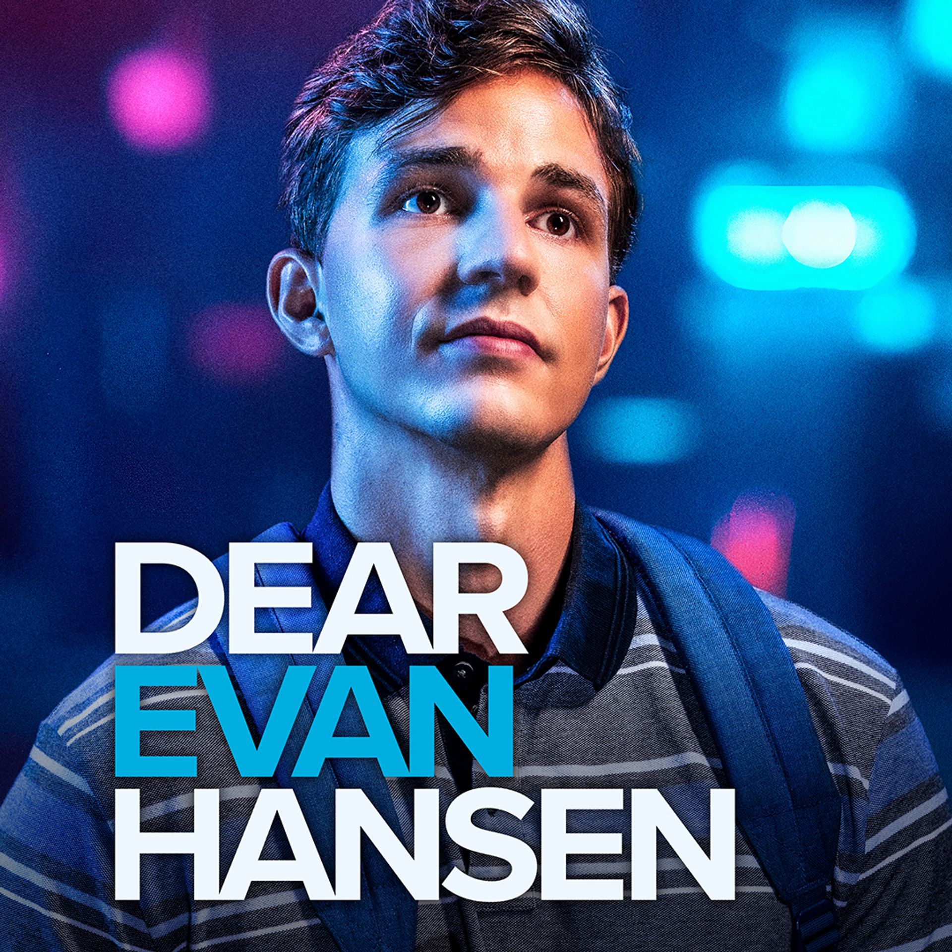 Manér för Dear Evan Hansen 2026. Porträttbild av kille med ryggsäck som blickar ut med sorgsen blick. Bakgrunden är mörk med ljus som glimtar i blå och rosa färger.