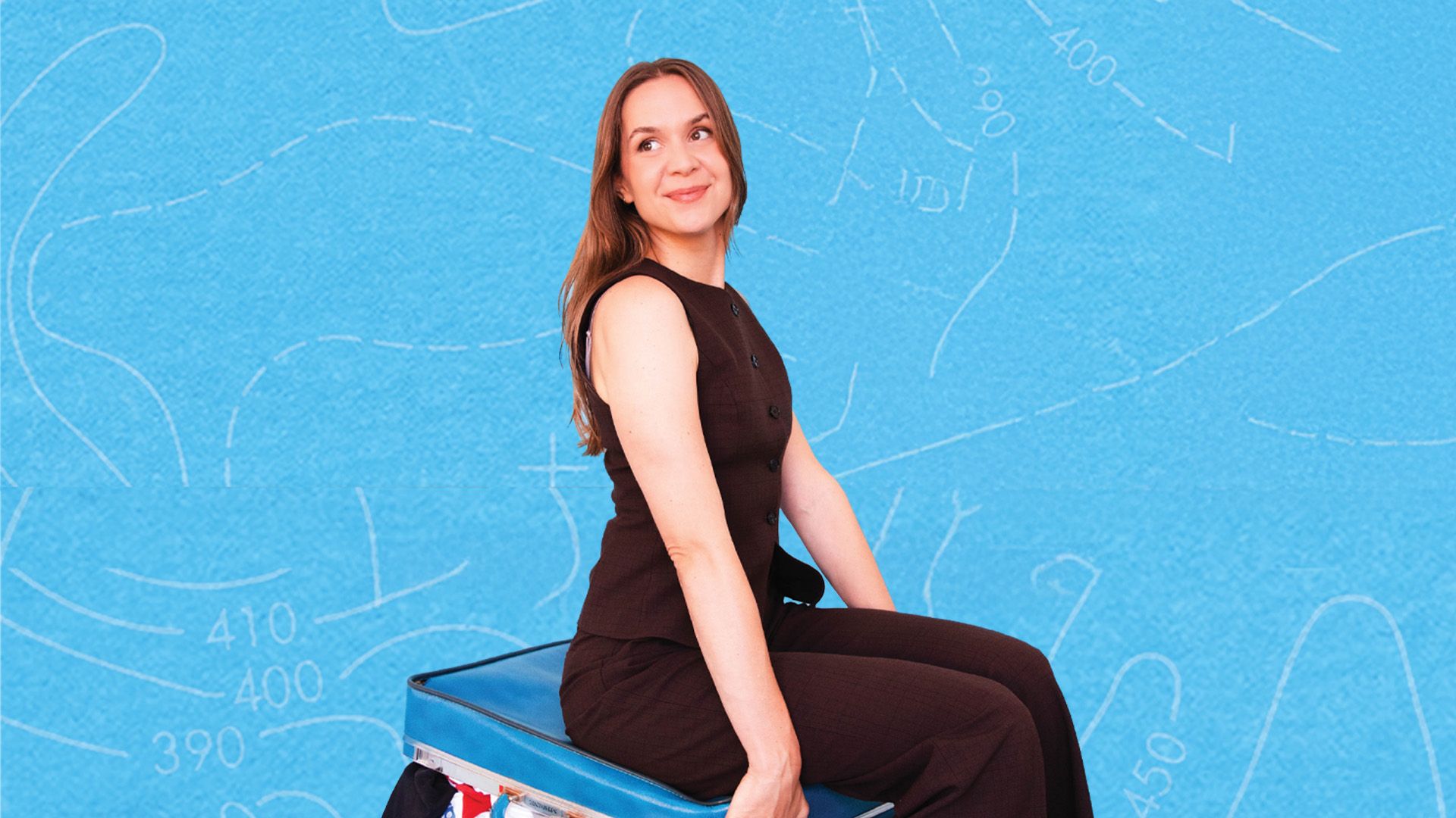 Manérbild för Laura Ramoso - The Calm Down Tour. Laura sitter på en fullproppad resväska och poserar. Bilden är en havsblå bakgrund