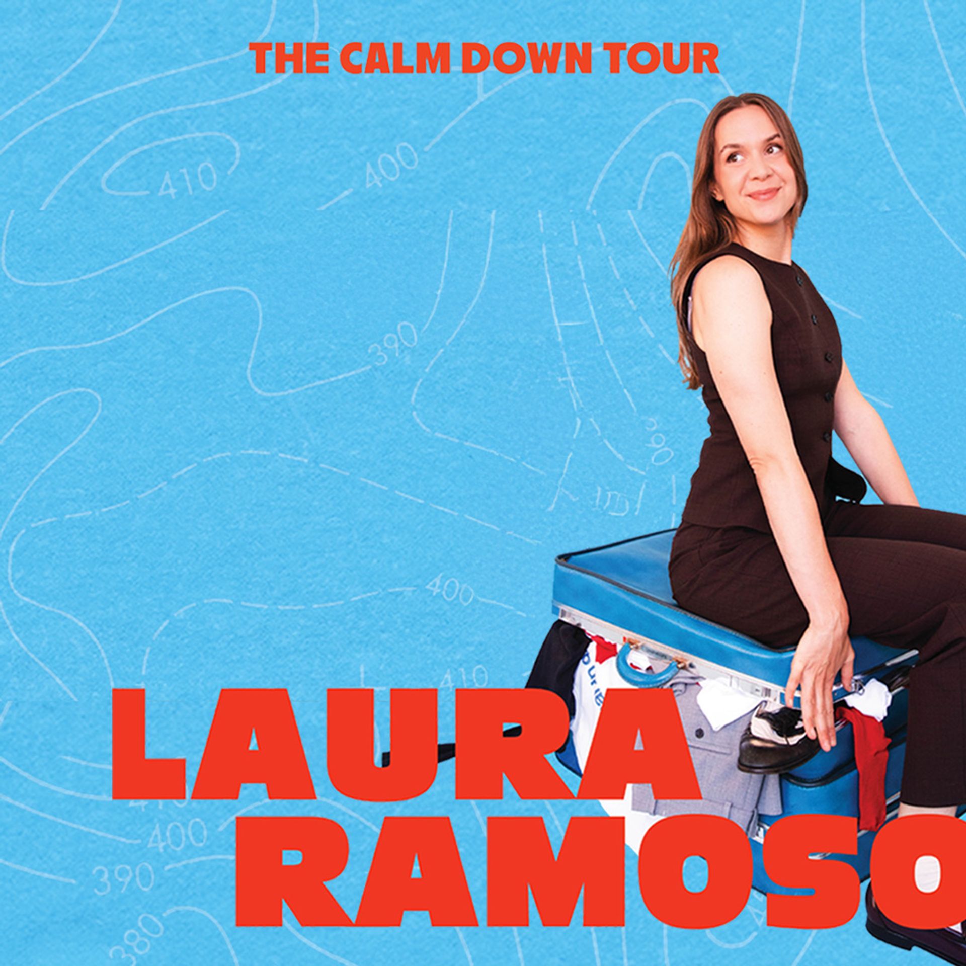 Manérbild för Laura Ramoso - The Calm Down Tour. Laura sitter på en fullproppad resväska och poserar. Bilden är en havsblå bakgrund