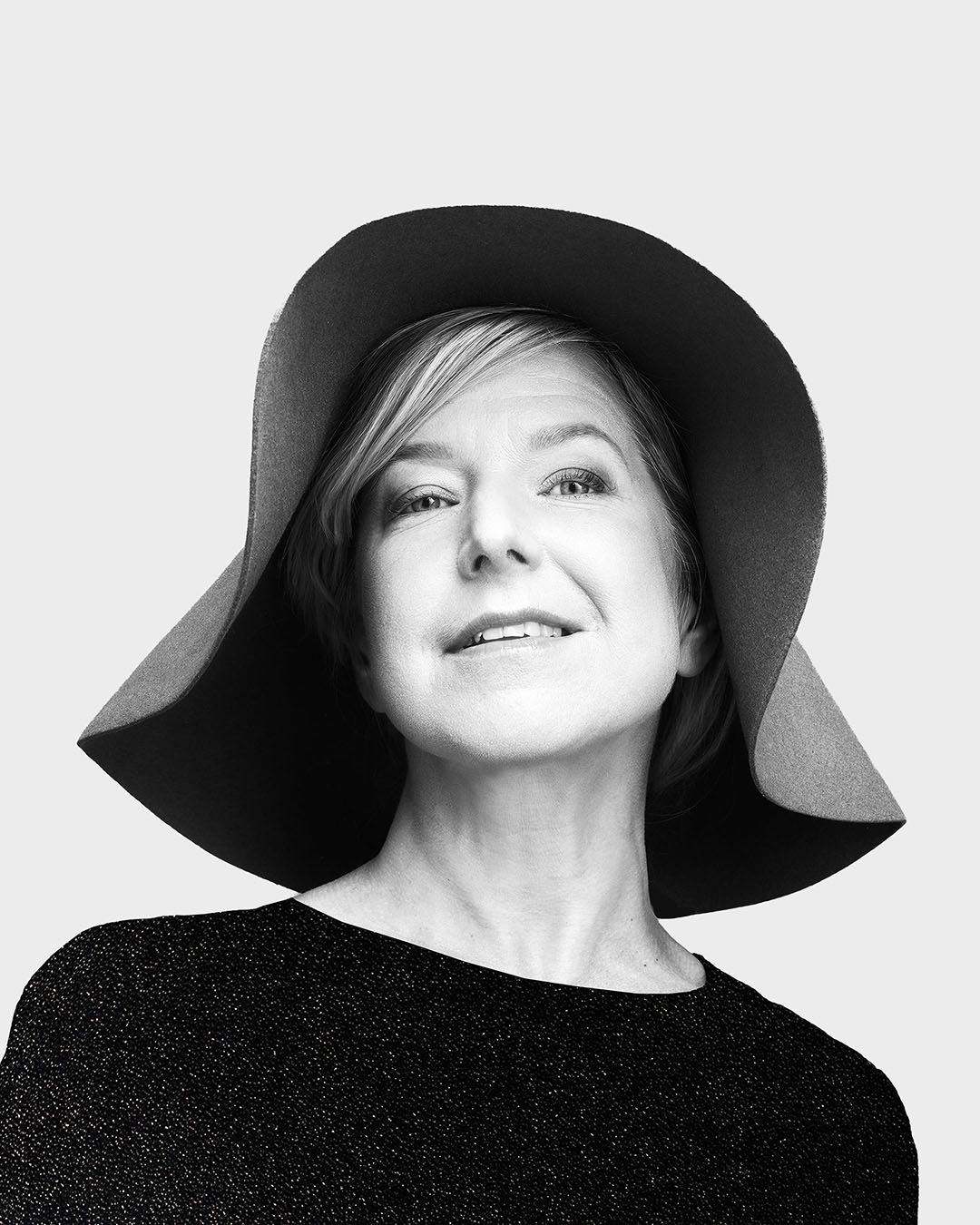 Manér bild på Frida Öhrn för showen Enkel, vacker, öm. En hyllning till Monica Z.