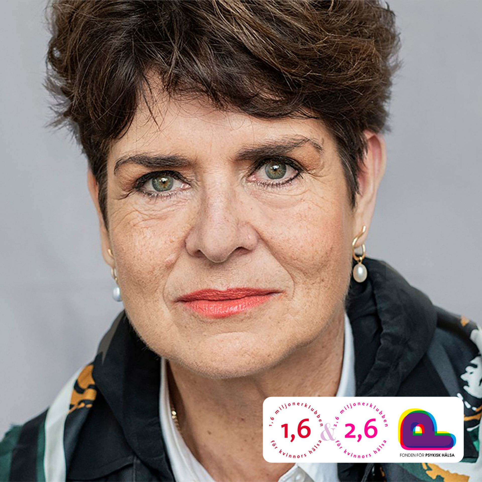 Porträtt på Ullakarin Nyberg som ler och tittar in i kameran