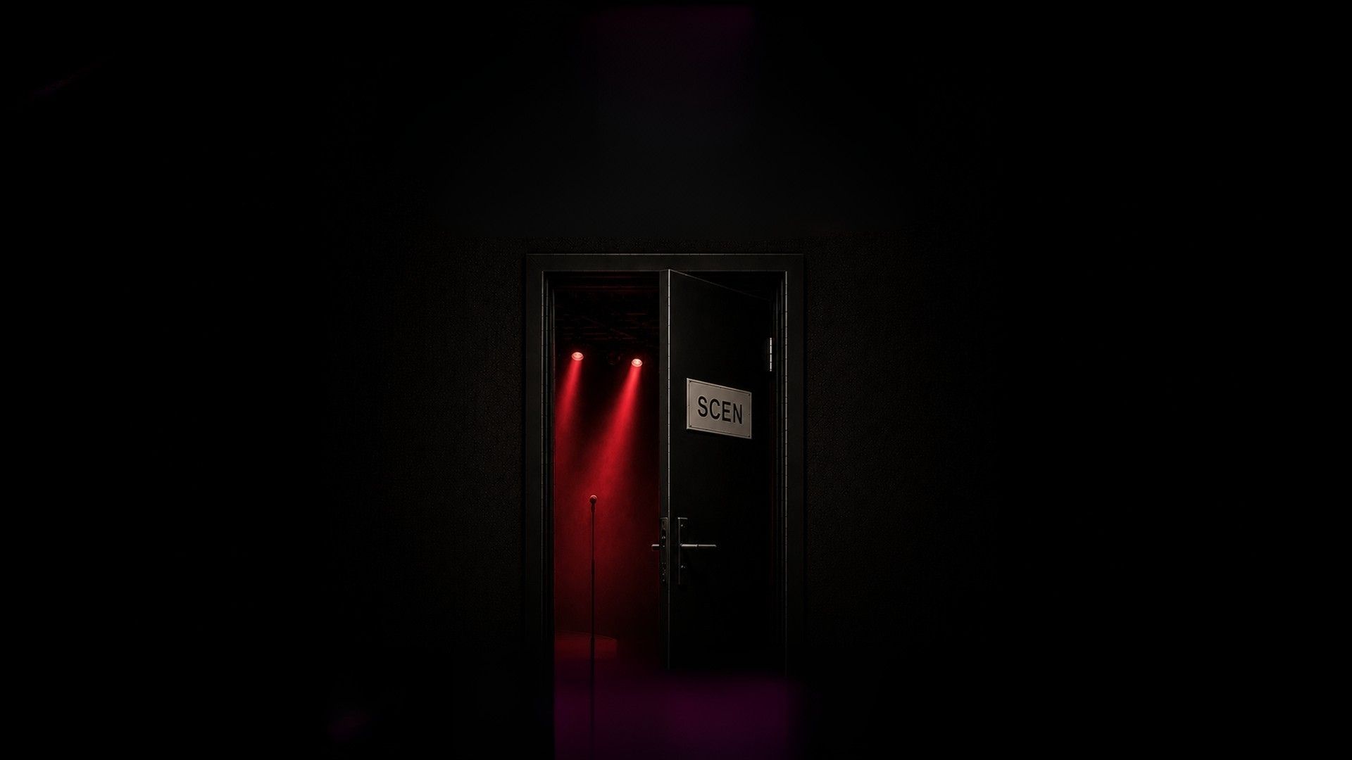 Affisch för humorshowen Backstage Club på Börsen i Stockholm, med en halvöppen dörr till en rödljus scen och mikrofon mot svart bakgrund.