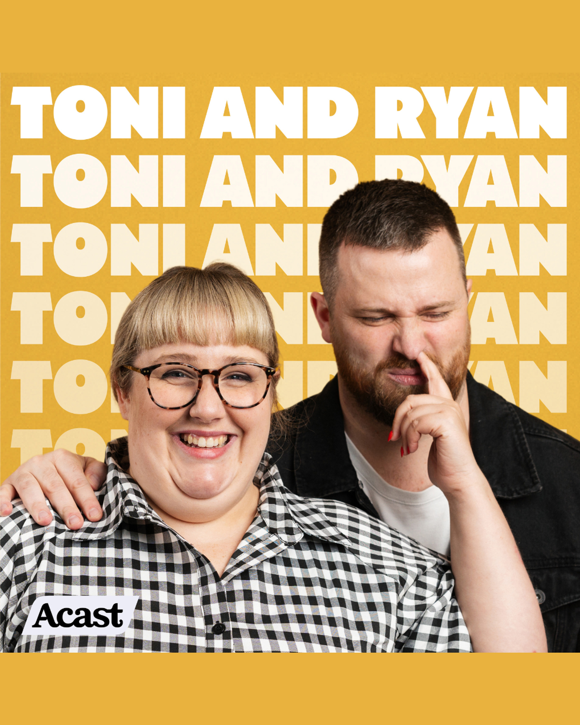Manér för live podcasten Toni och Ryan. Toni står snett framför Ryan i en svart/vit rutig skjorta och petar Ryan som har en svart skjorta i näsan.