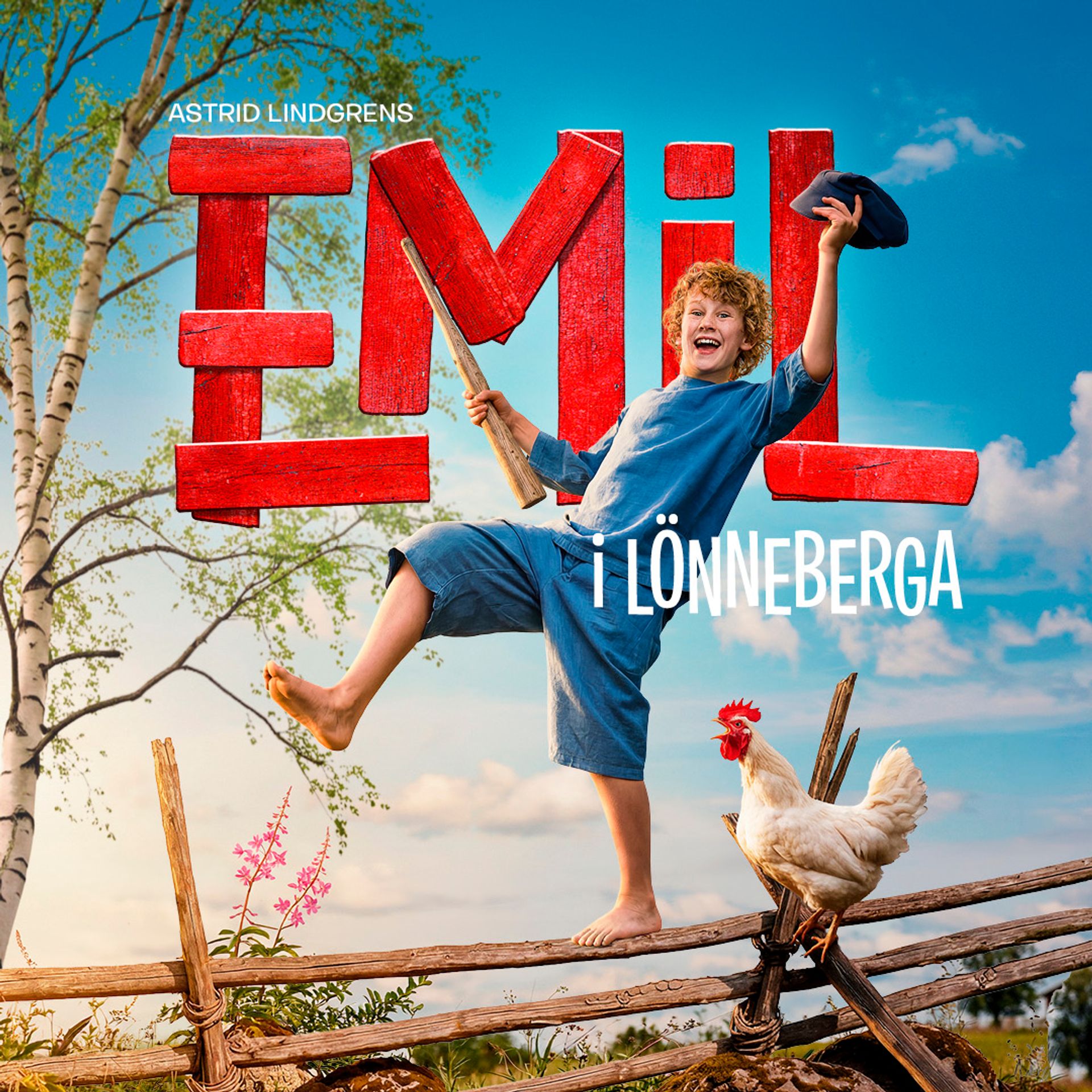 Emil i Lönneberga manér. En liten kille som balanserar på ett staket och ser ut att vingla. Bredvid honom är en tupp.