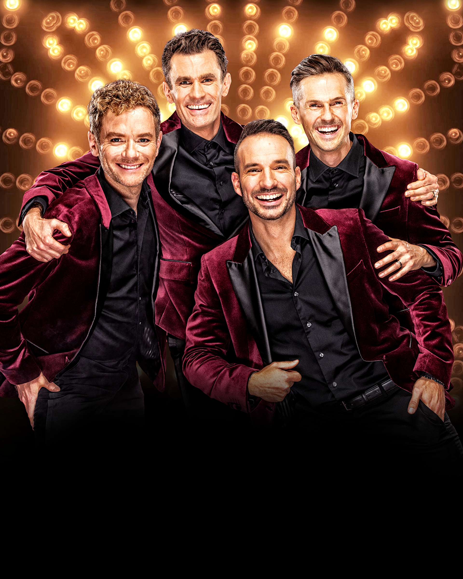 Manér bild för Oh What A Night turné. Peter Johansson, Robert Rydberg, Bruno Mitsogiannis och David Lindgren står i röda samvetskostymer och ler stort.