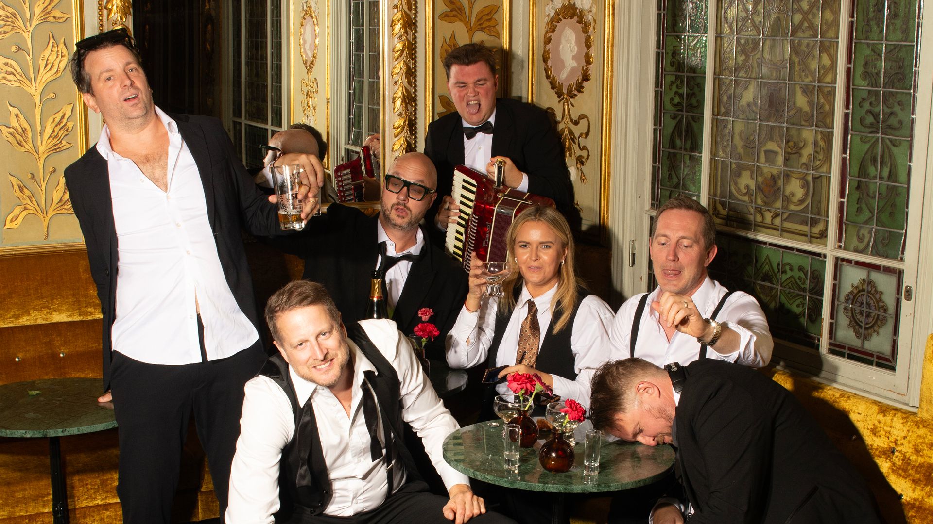 Bild för humorshowen Backstage Club, som spelas på Börsen i Stockholm den 8 november 2026. På bilden syns Måns Nathanaelson, Sofia Dalén, Daniel Ottosson, Pelle Arhio, Robin Muhr, Filip Palmgren och Magnus Scanlon samlade runt bord med drinkar i en festlig miljö.