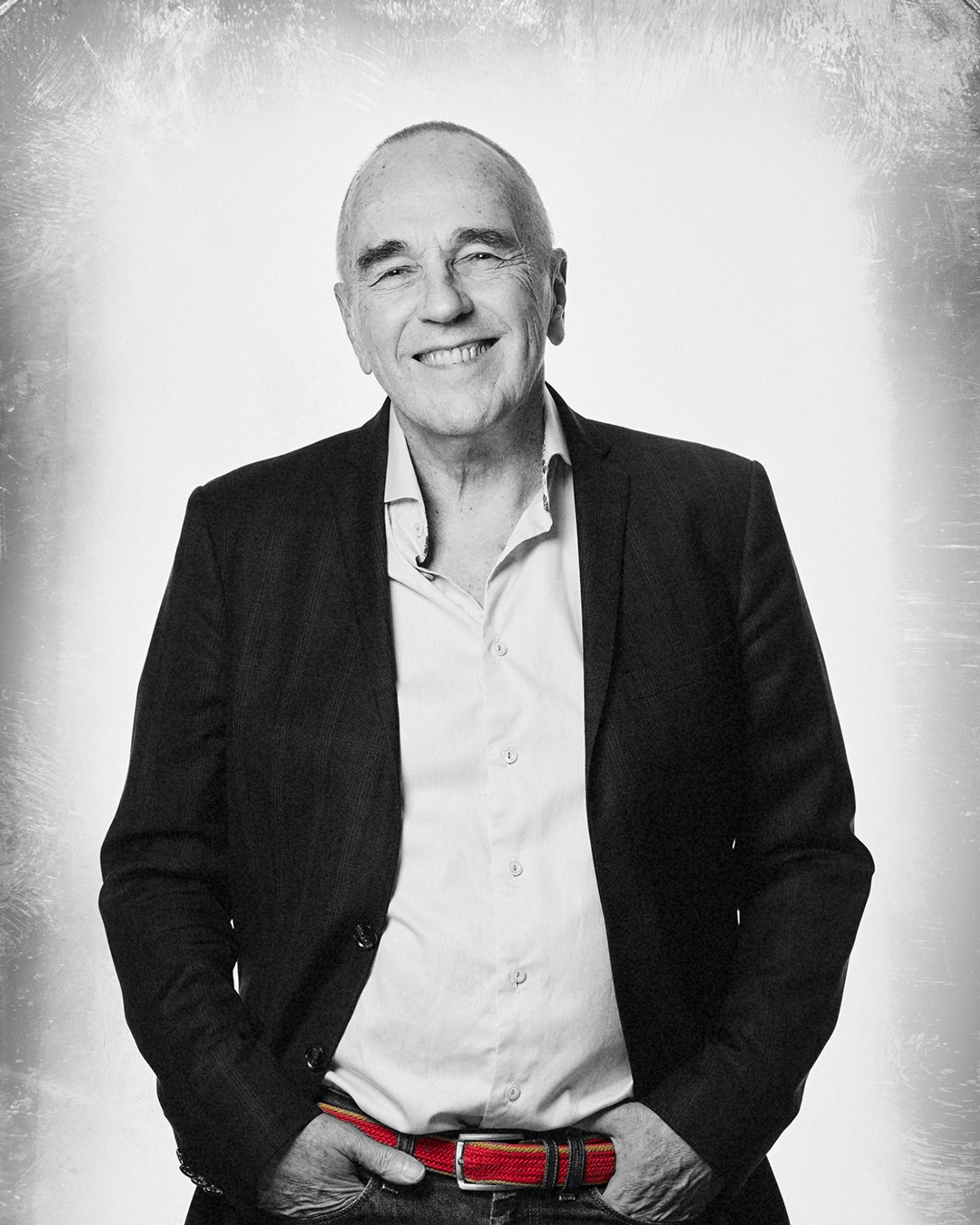 Affisch för Lennie Normans show Sunt förnuft. Svartvit bild på Lennie Norman i kavaj med händerna i fickorna och ser glad ut.