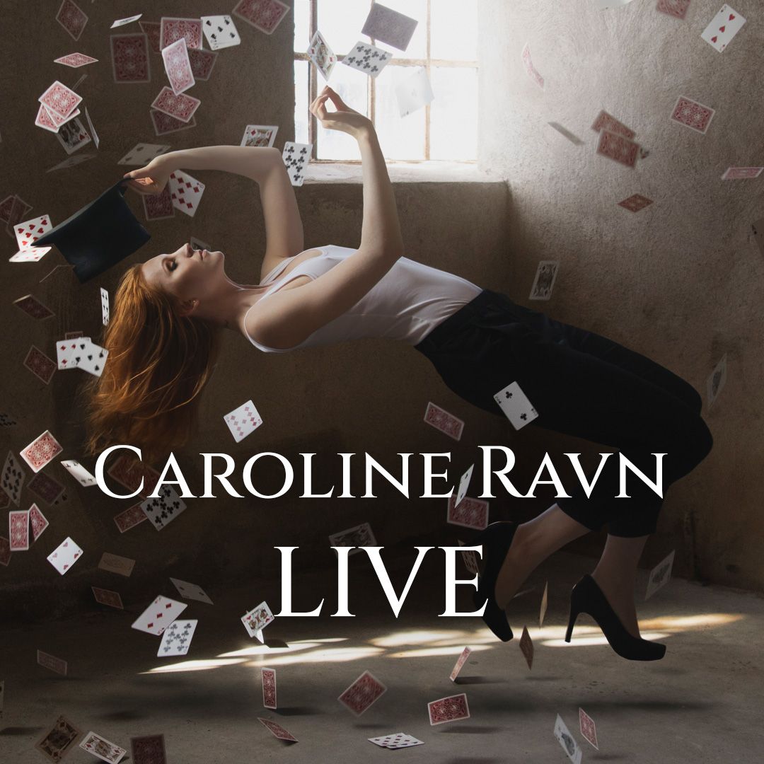 Affisch för Caroline Ravn Live på Börsen i Stockholm den 8 december. Caroline Ravn svävar bakåtlutad i luften med en svart hatt i handen, omgiven av flygande spelkort i ett mörkt rum med fönster. Över bilden står ”CAROLINE RAVN LIVE” i stora vita bokstäver.