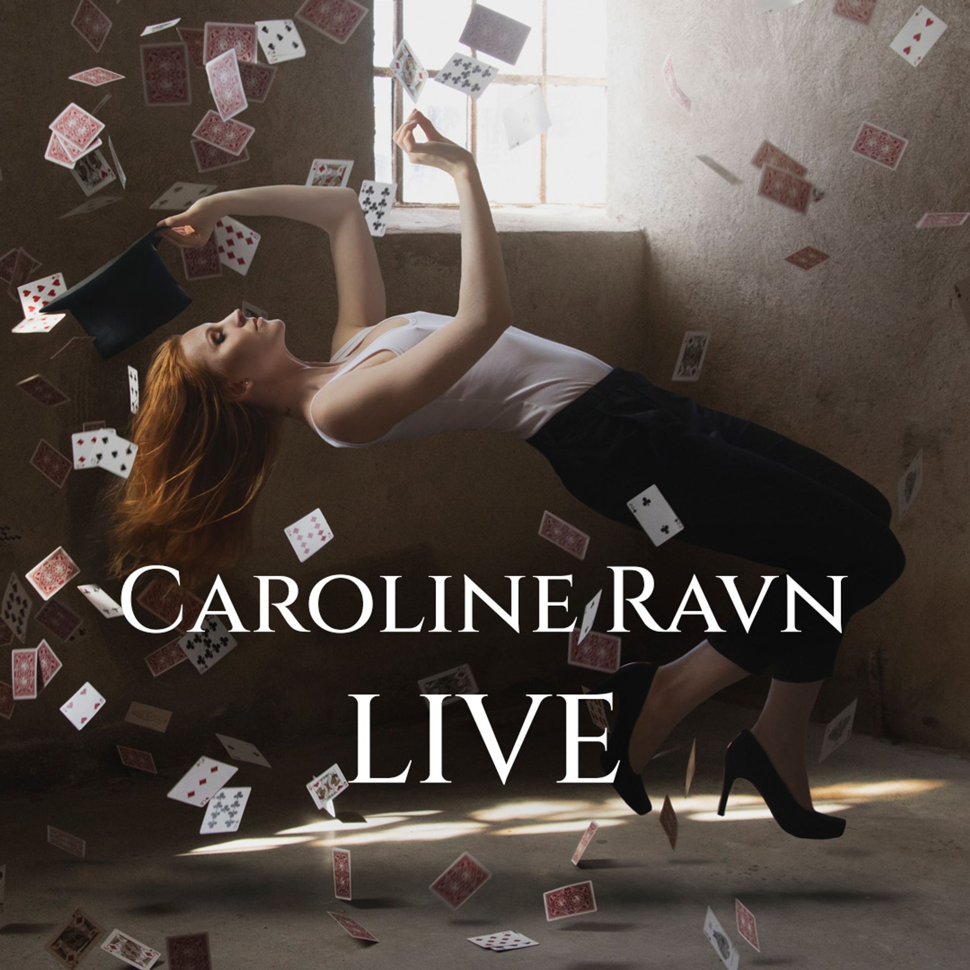 Affisch för Caroline Ravn Live på Börsen i Stockholm den 8 december. Caroline Ravn svävar bakåtlutad i luften med en svart hatt i handen, omgiven av flygande spelkort i ett mörkt rum med fönster. Över bilden står ”CAROLINE RAVN LIVE” i stora vita bokstäver.