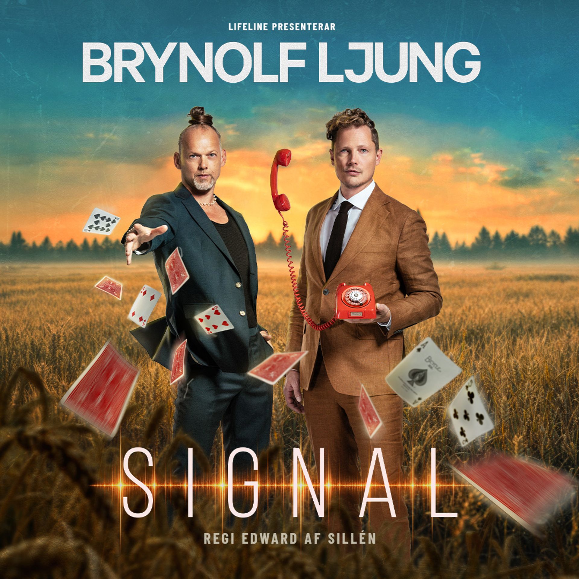 Brynolf & Ljung står i ett öppet fält i solnedgång, omgivna av svävande spelkort. Den ena sträcker handen mot kameran medan den andra håller en röd telefon. Text i bilden: ”Lifeline presenterar Brynolf Ljung”, ”Signal” och ”Regi Edward af Sillén”. Föreställningen spelas på Lorensbergsteatern i Göteborg 22–25 april 2027.