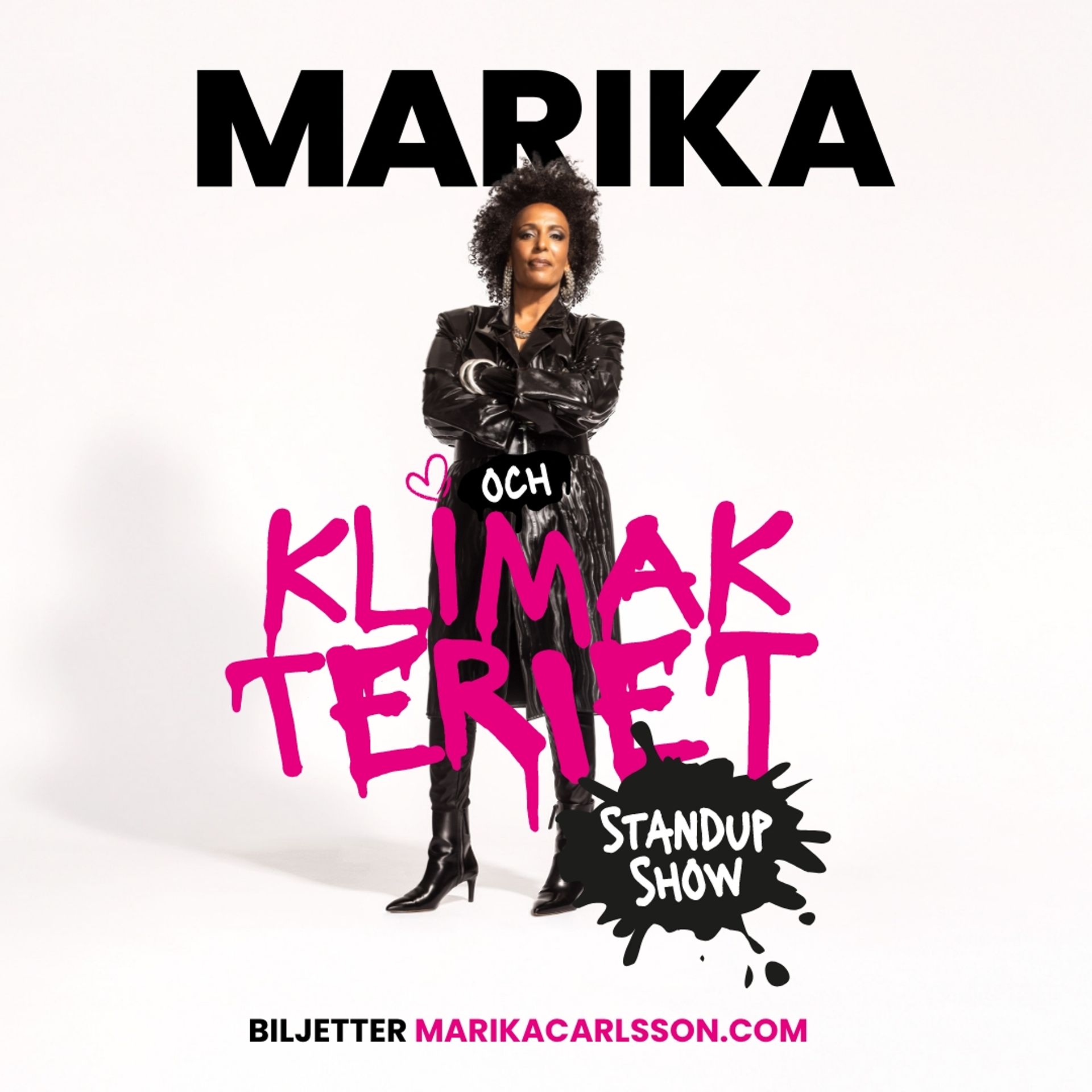Marika Carlsson stående i en svart läder klädsel, stora smycken och med armarna i kors. Manér bild för hennes stand up show Marika och klimakteriet