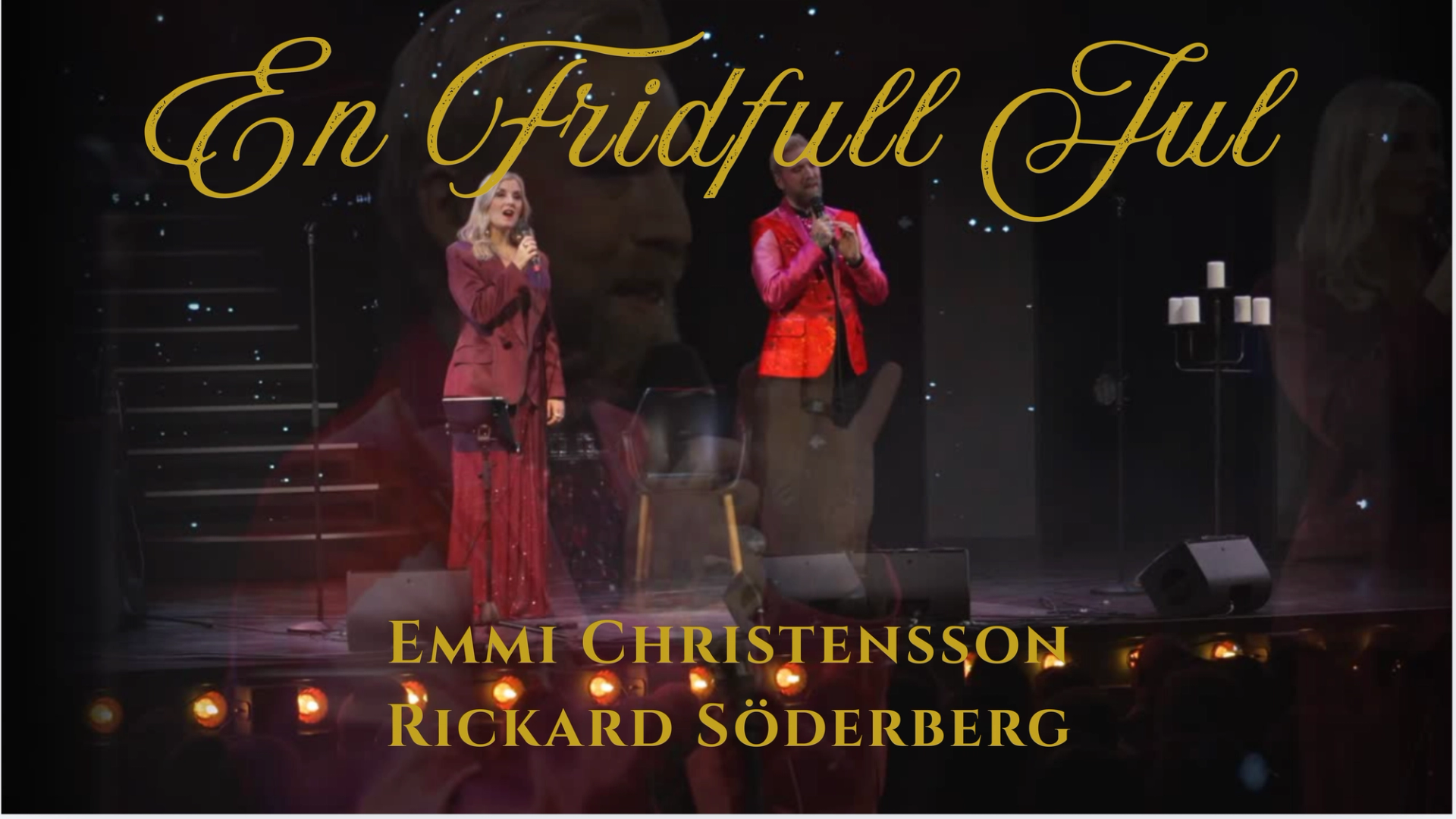 Bild från En Fridfull Jul med Emmi Christensson och Rickard Söderberg på scen med mikrofoner. Överst står texten ”En Fridfull Jul” och längst ner ”Emmi Christensson Rickard Söderberg”.