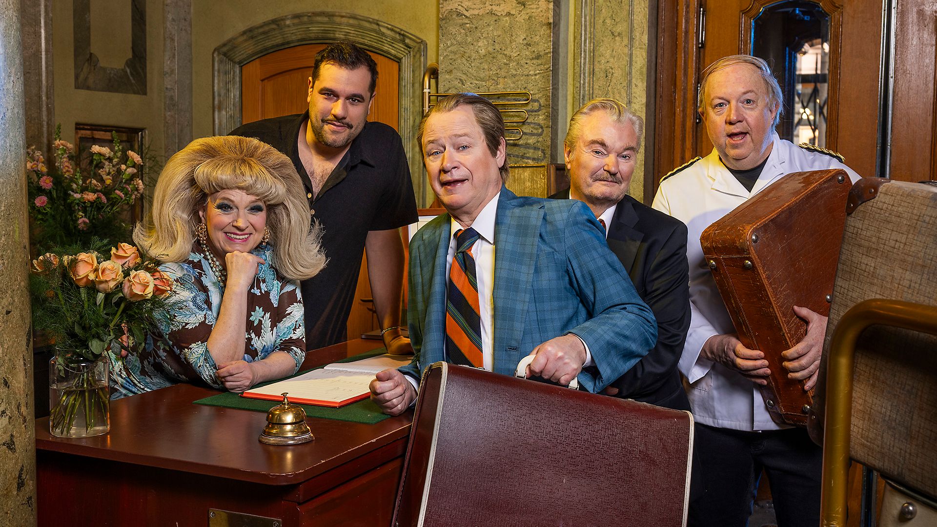 Pressbild för föreställningen Trassel med Sussie Eriksson, Edward af Sillén, Robert Gustafsson, Peter Dalle och Anders Jansson som står inne på Oscarsteatern.