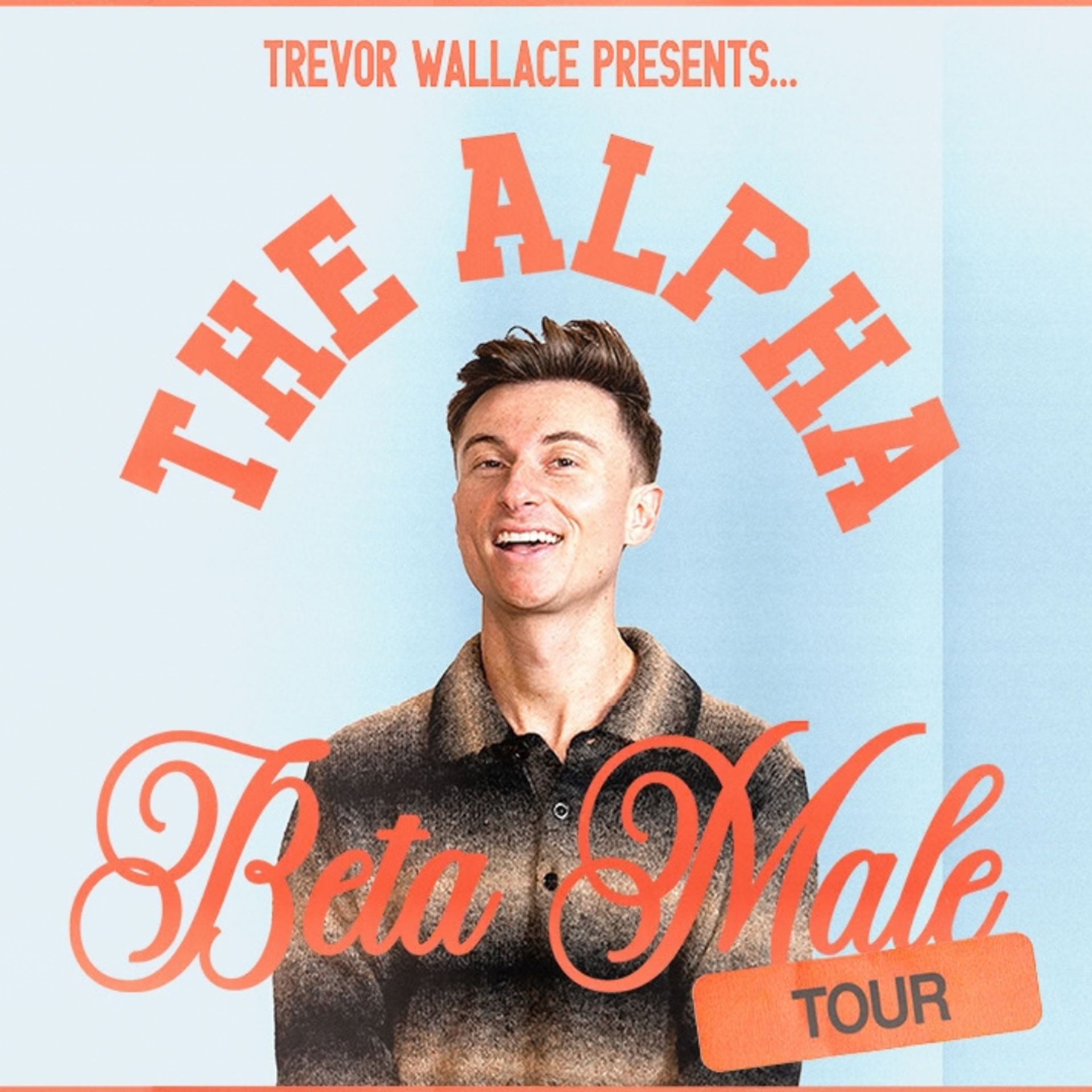 Trevor Wallace ler mot kameran i en brun skjorta mot ljusblå bakgrund. Text: ”Trevor Wallace Presents… The Alpha Beta Male Tour.” Föreställningen spelas på China Teatern i Stockholm den 5 november 2026.