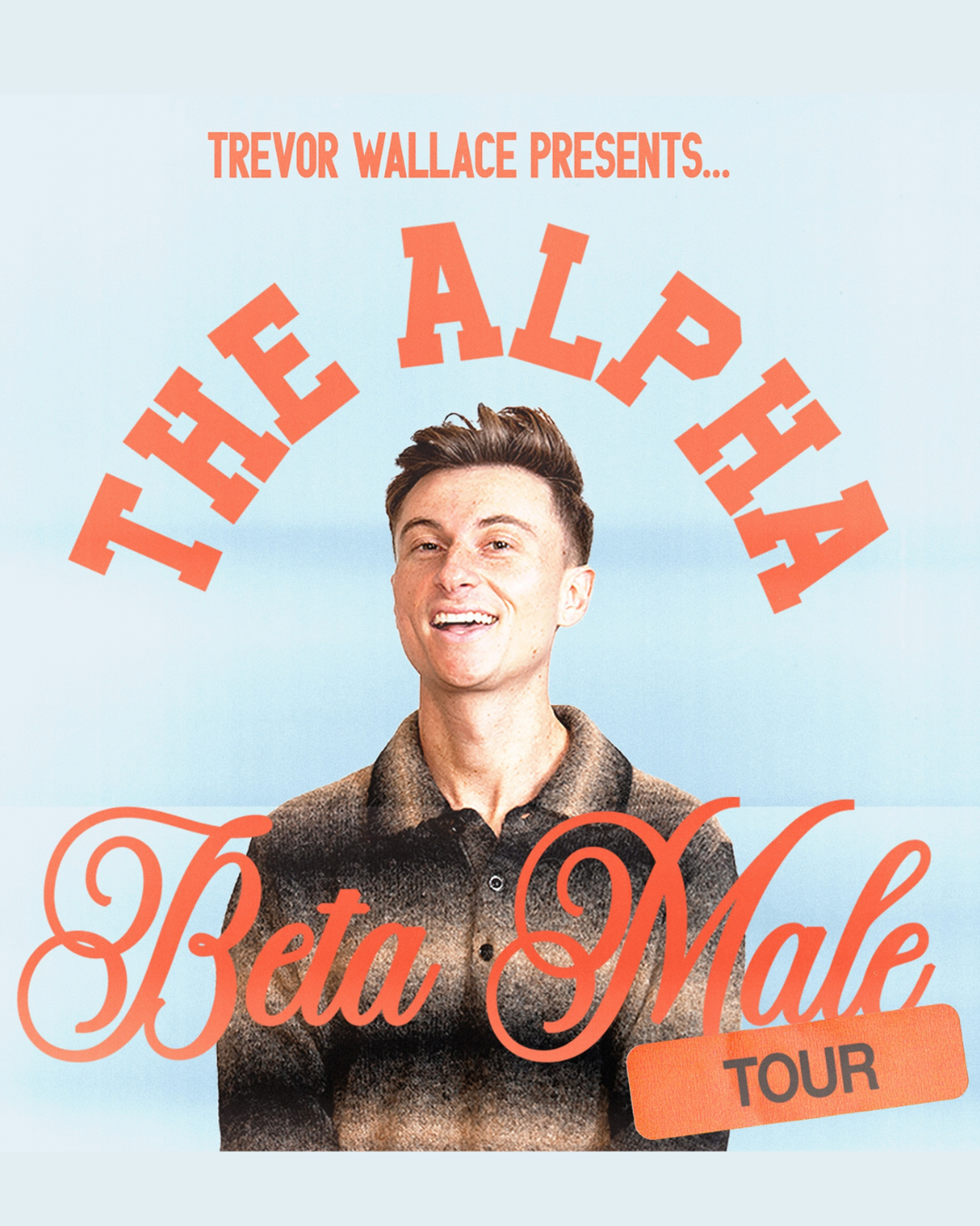 Trevor Wallace ler mot kameran i en brun skjorta mot ljusblå bakgrund. Text: ”Trevor Wallace Presents… The Alpha Beta Male Tour.” Föreställningen spelas på China Teatern i Stockholm den 5 november 2026.