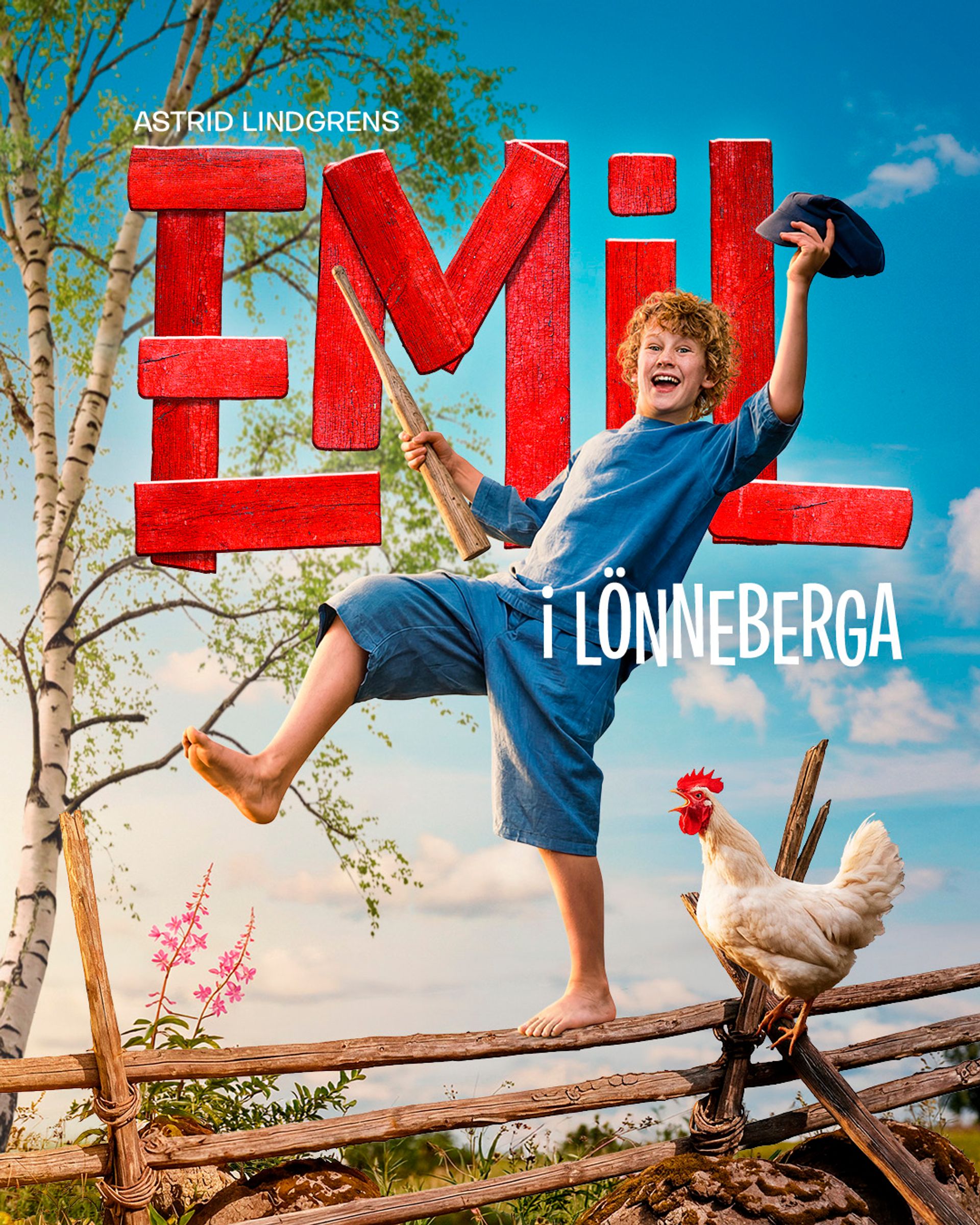 Emil i Lönneberga manér. En liten kille som balanserar på ett staket och ser ut att vingla. Bredvid honom är en tupp.