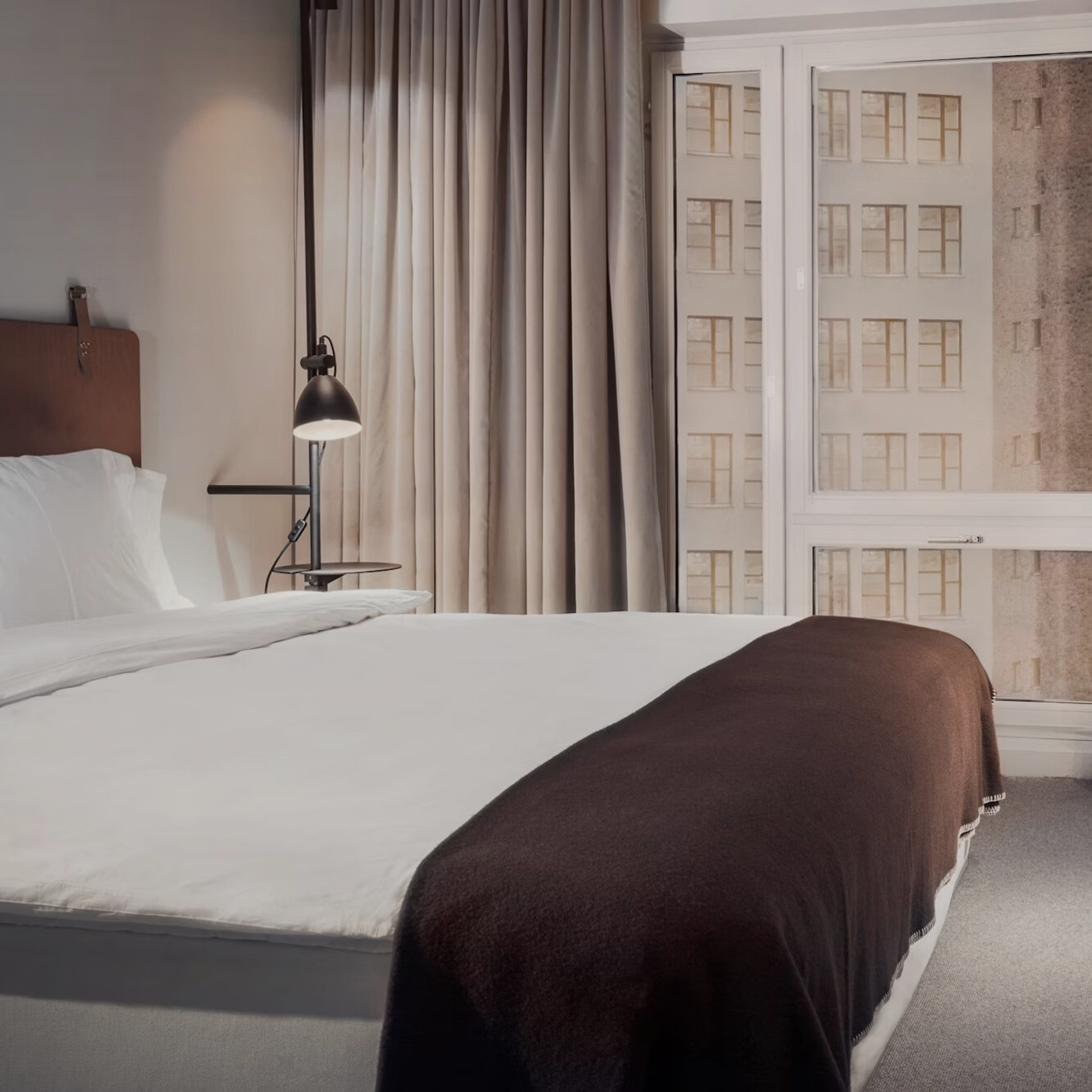 Modernt och stilrent hotellrum med dubbelsäng, perfekt för en bekväm vistelse i samband med ett nöjespaket från Showtic och Nöjesresor.