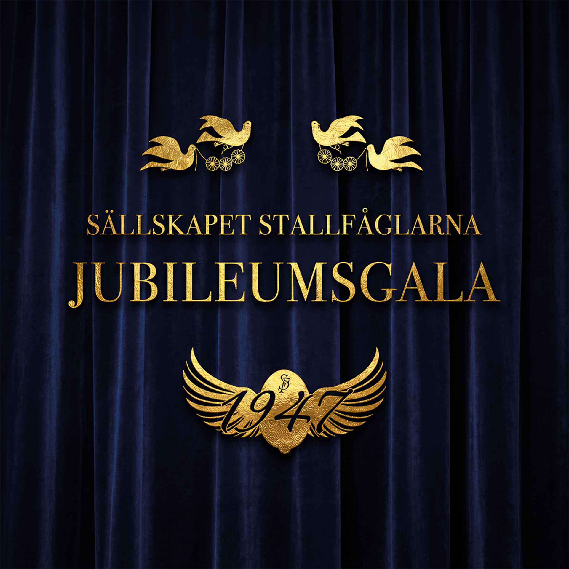 manér för Sällskapet Stallfåglarna Jubileumsgala. Guldig text framför en mörkblå satin gardin