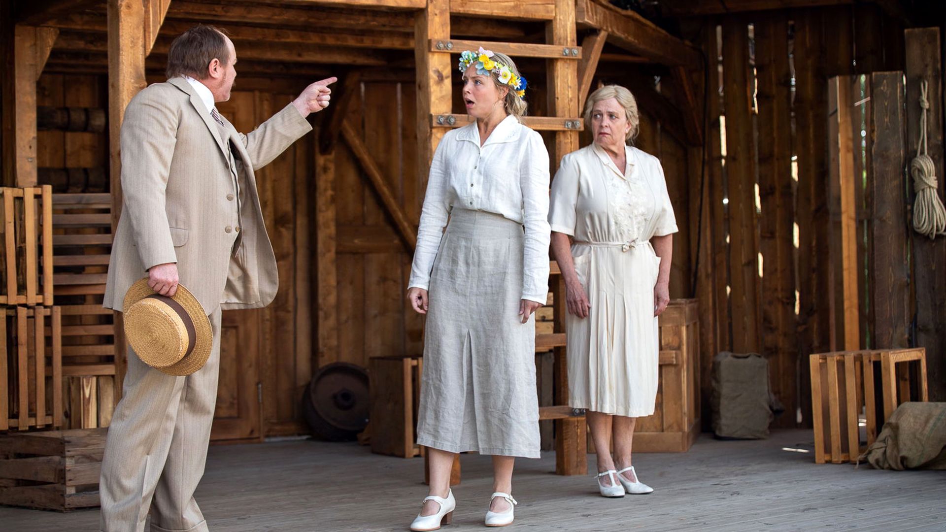 Thumbnail bild för Höga Kusten Bygdespelet. På scenen står Morgan Alling, Sussie Eriksson och en till tjej i ensemblen.