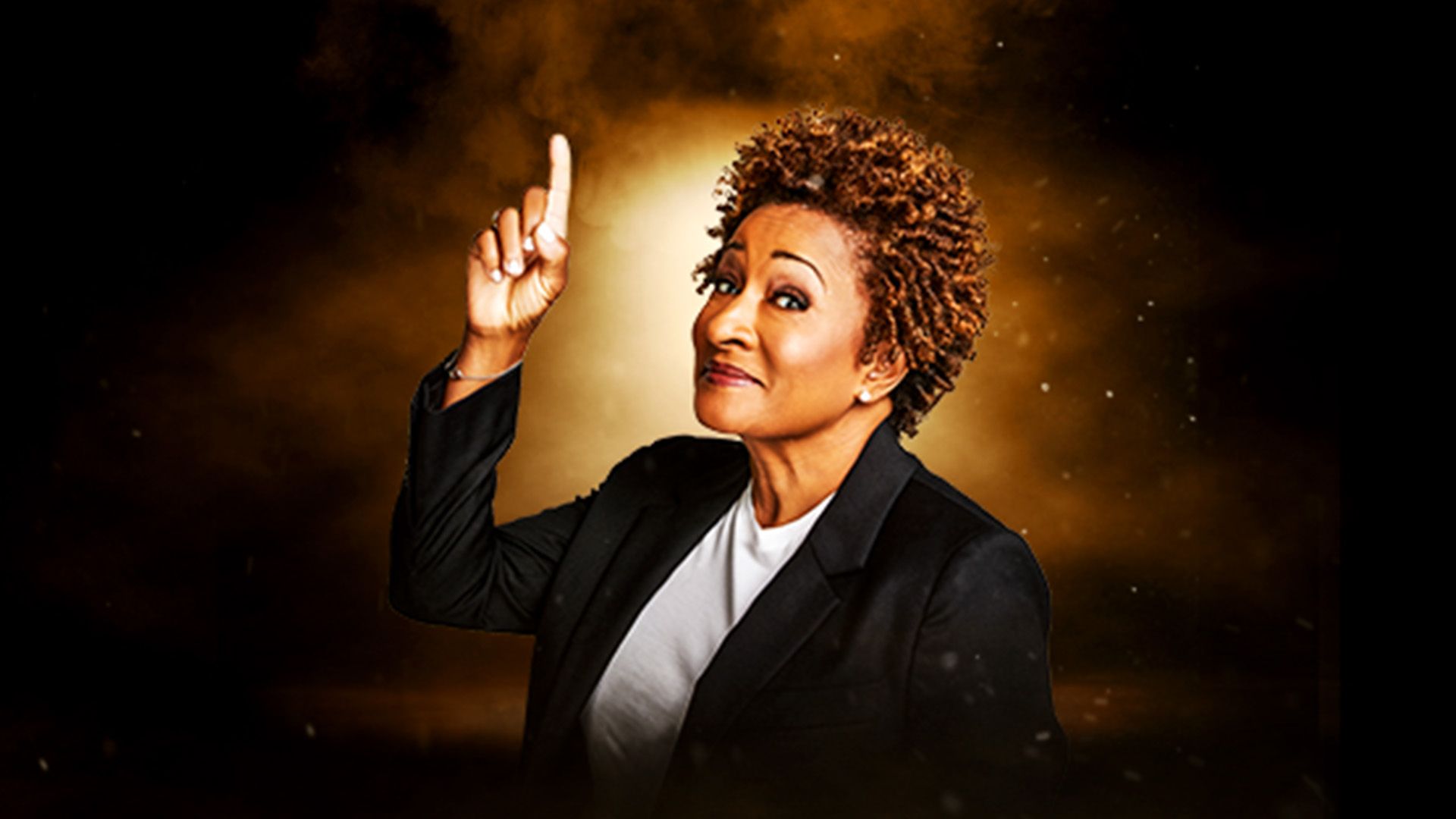 Manérbild för Wanda Sykes - Please & Thank you tour 2025. I bilden pekar hon med ett pekfinger upp i luften.