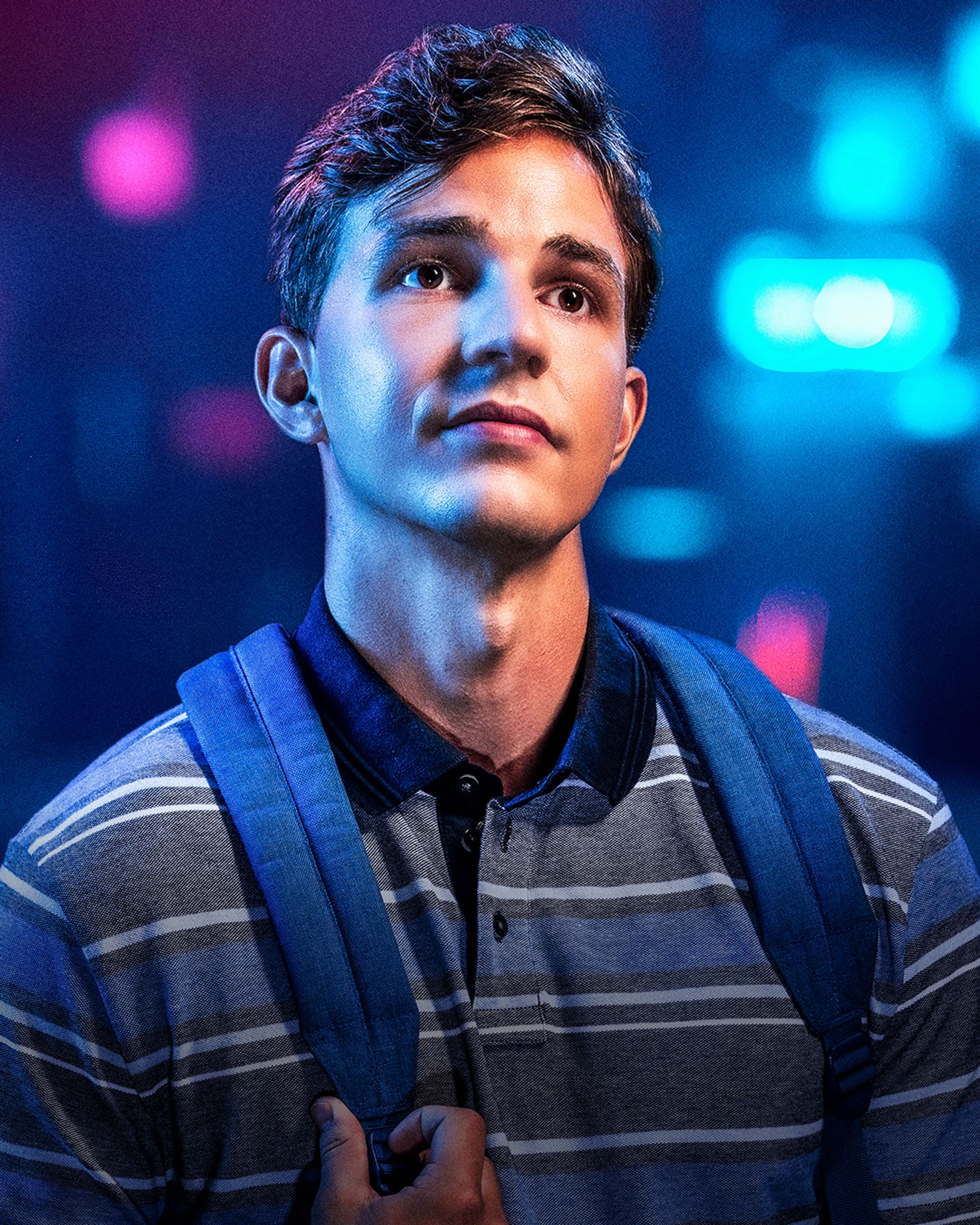 Manér för Dear Evan Hansen 2026. Porträttbild av kille med ryggsäck som blickar ut med sorgsen blick. Bakgrunden är mörk med ljus som glimtar i blå och rosa färger.
