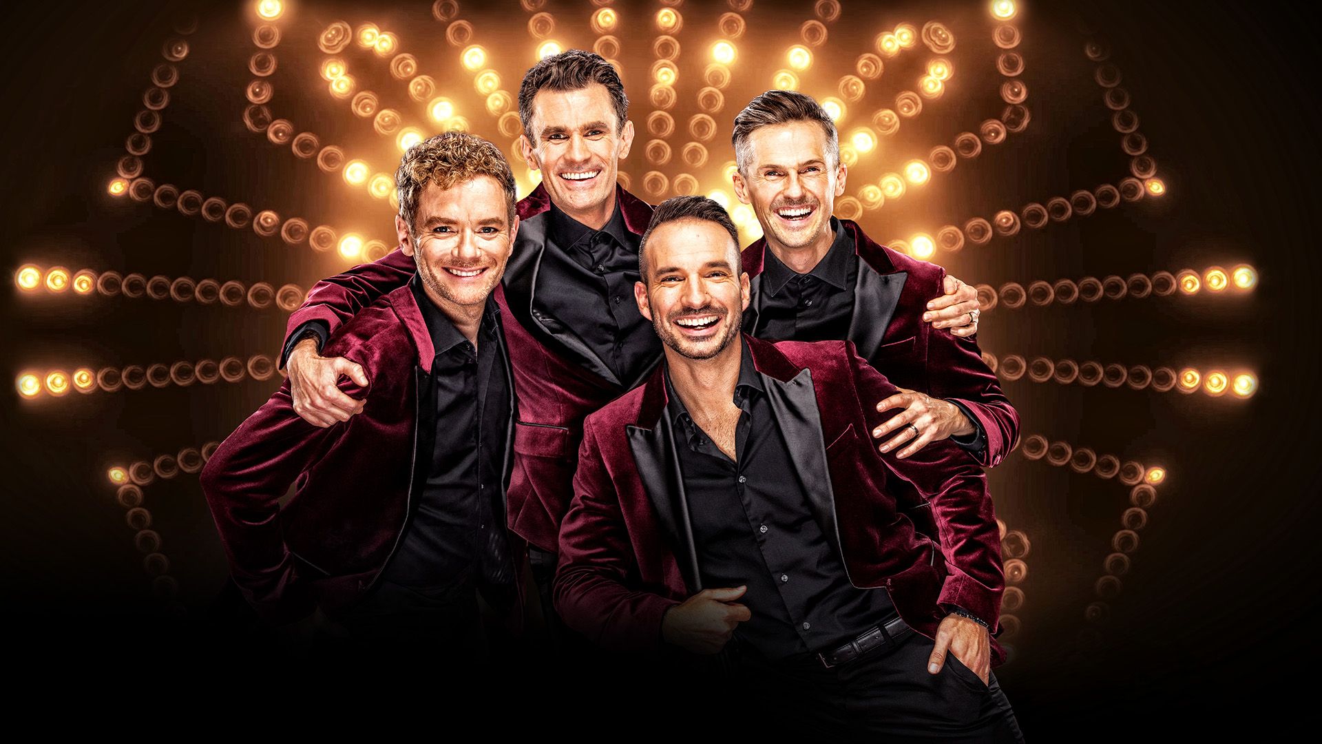 Manér bild för Oh What A Night turné. Peter Johansson, Robert Rydberg, Bruno Mitsogiannis och David Lindgren står i röda samvetskostymer och ler stort.