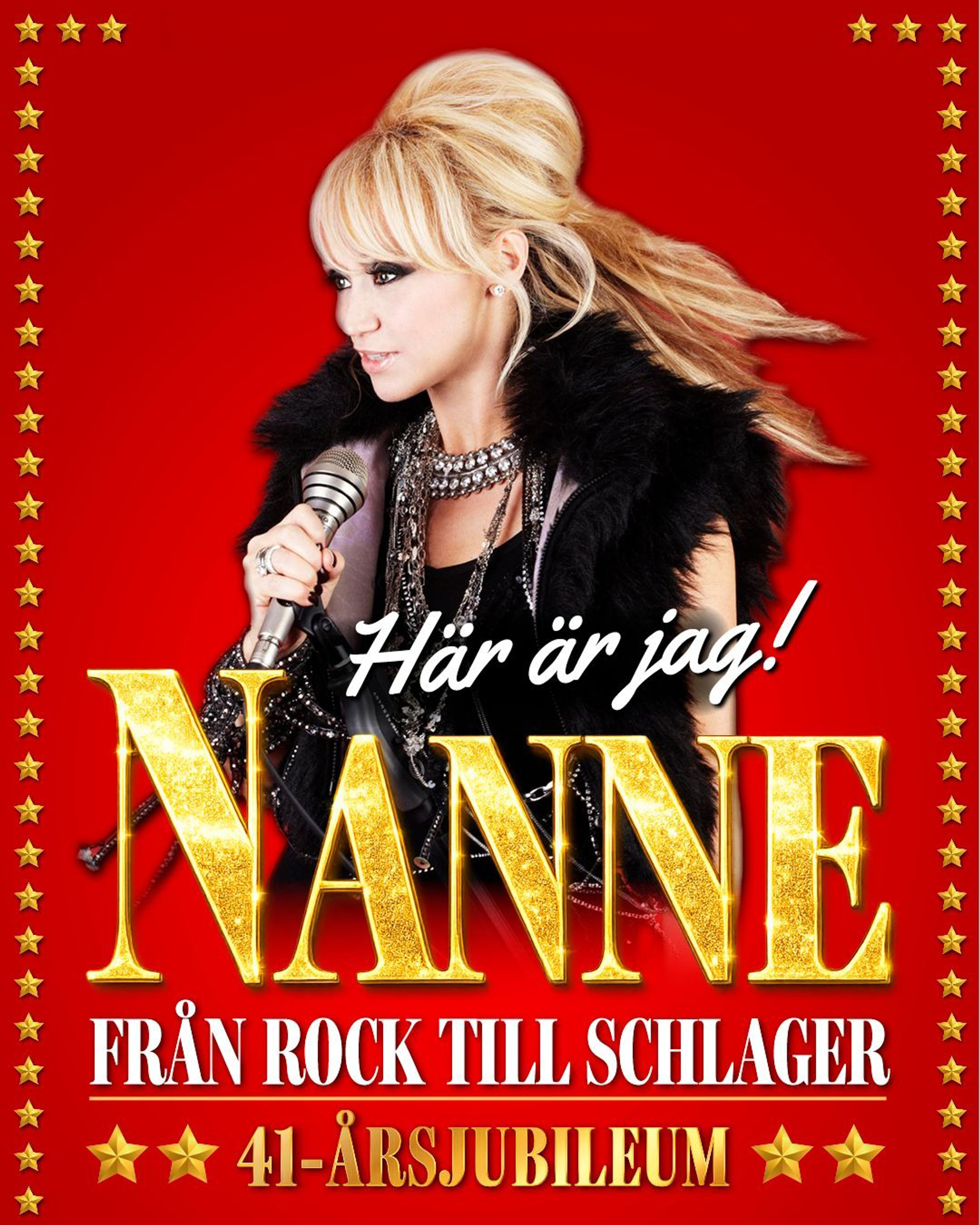 Manér bild på Nanne Grönvall i en svart klädsel och mikrofon i handen. Bakgrunden är röd och har texten Nanne över sig i guld. Manér för 41-årsjubileet "Här är jag! - Från Rock till Schlager"