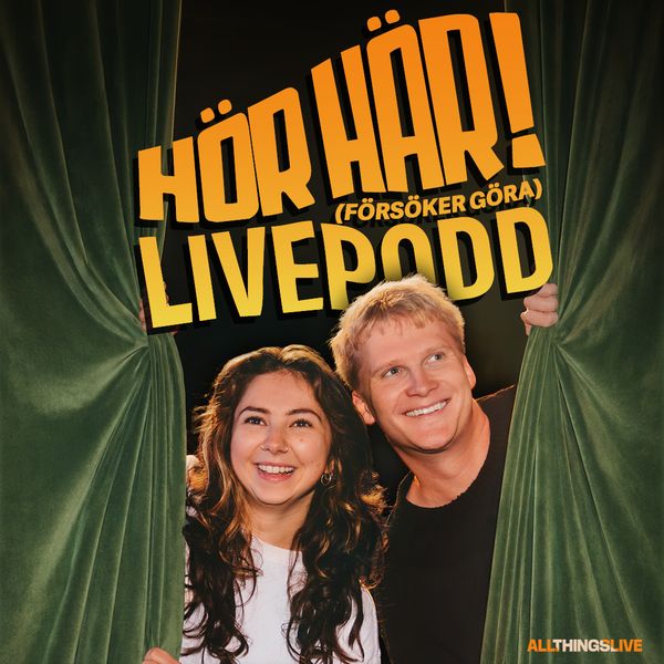 Manérbild för Livepodden Hör Här! med Lovisa "Laki" Karlsson och Carl Tuleus. På bilden ser man dom titta fram ur en ridå.