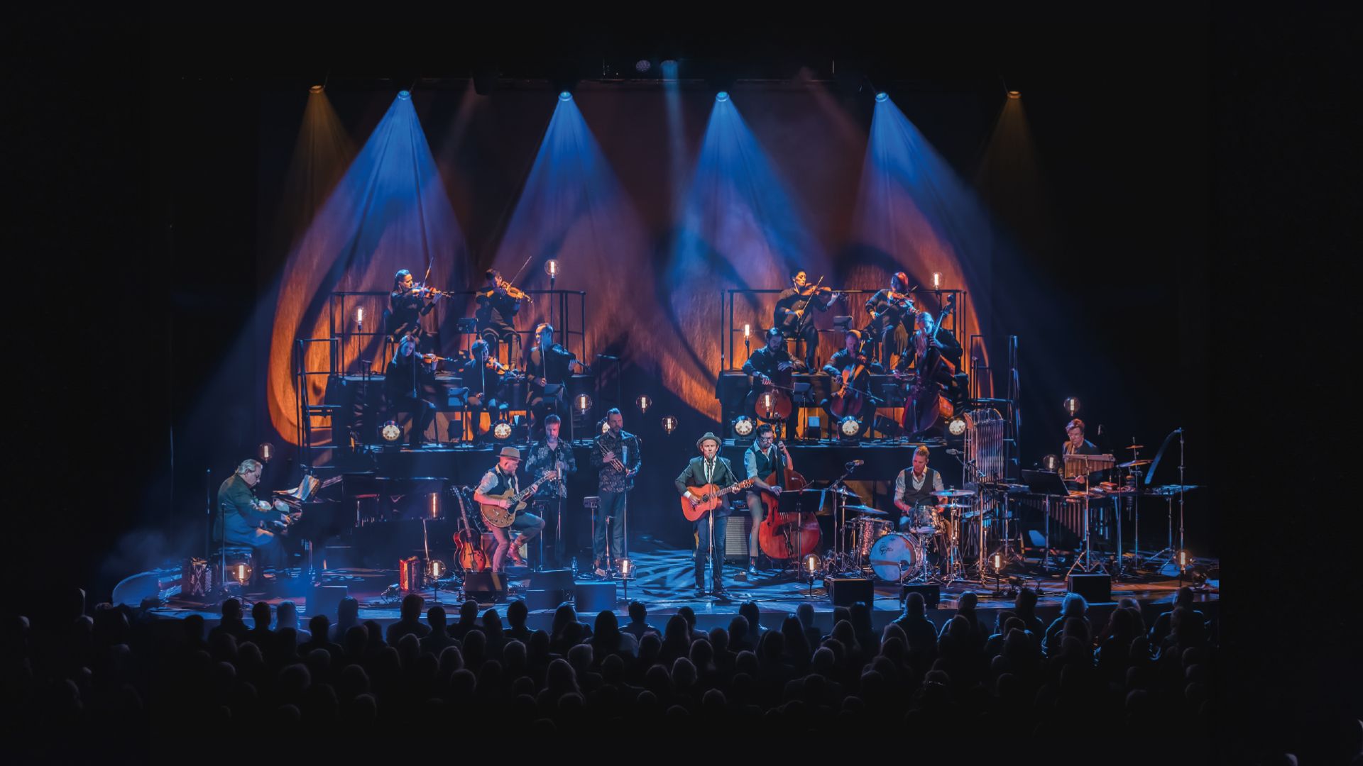 Manér bild för Bo Kaspers Orkester Vinterkonsert där man ser publik som tittar på orkestern som framträder