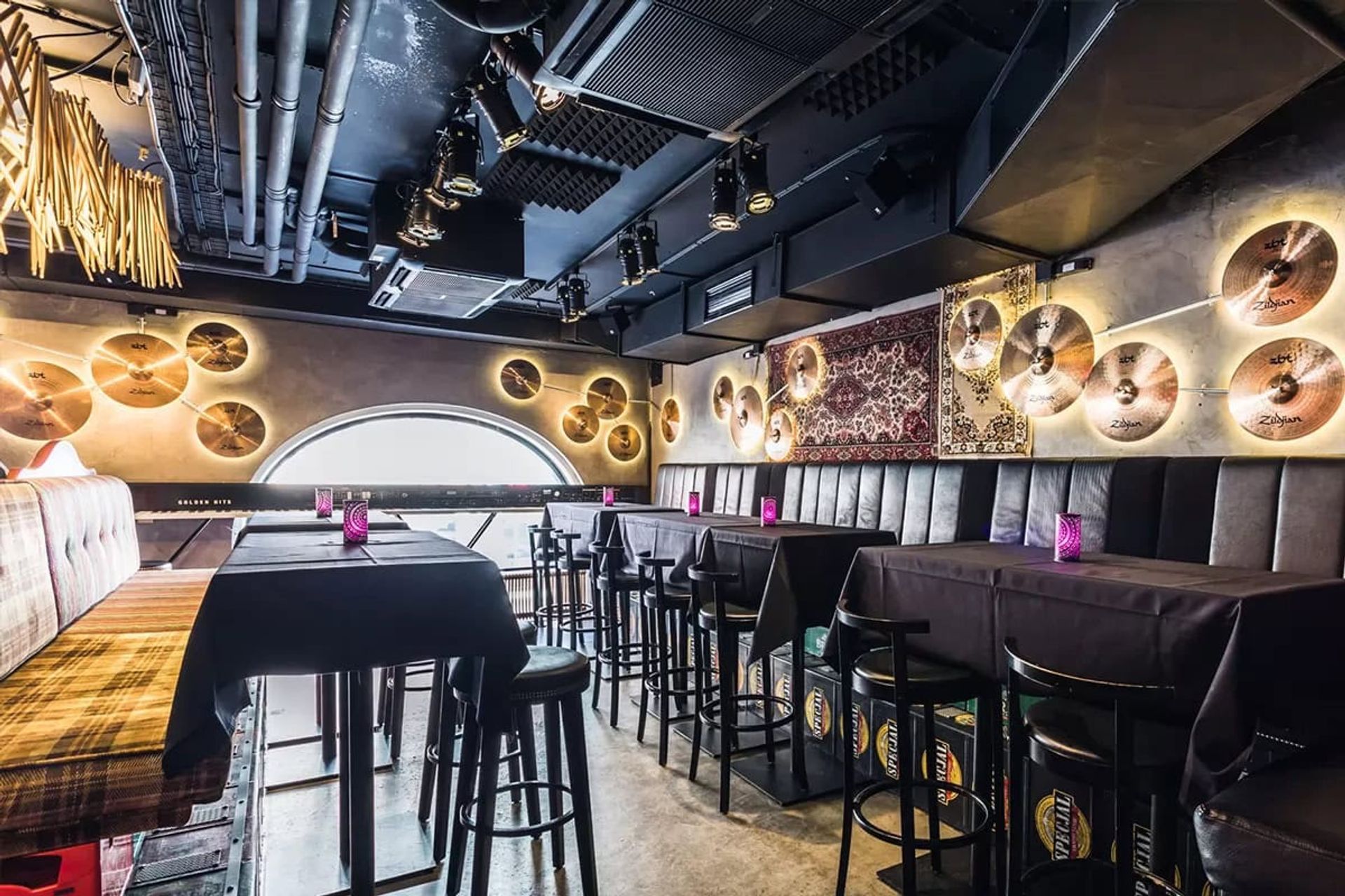 Golden Hits karaoke rummet. Bord och stolar.