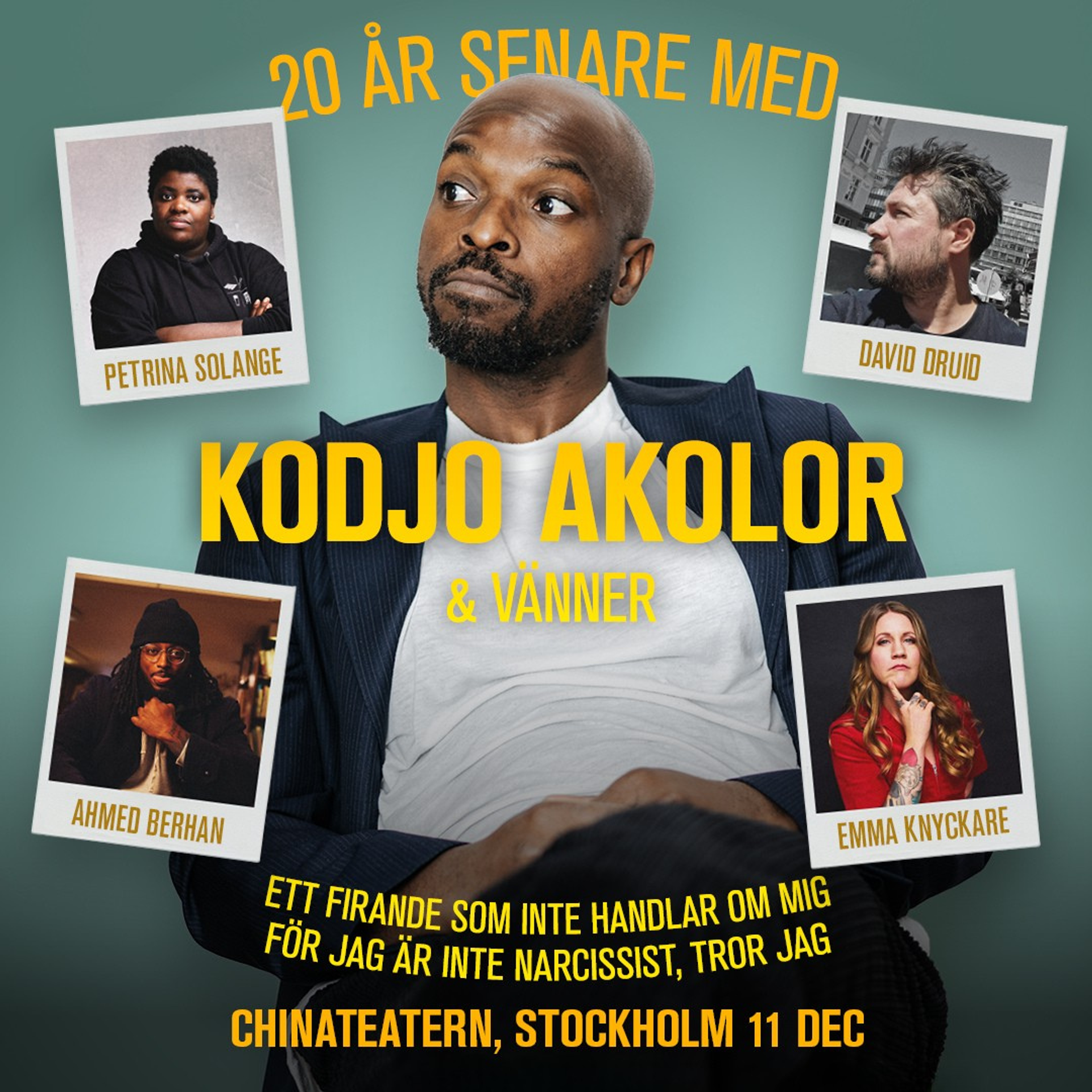 Manérbild för föreställningen "20 år senare med Kodjo Akolor och vänner". Kodjo Akolor sitter i en stol och ser ut att fundera. Runt honom är polaroidbilder på andra komiker.