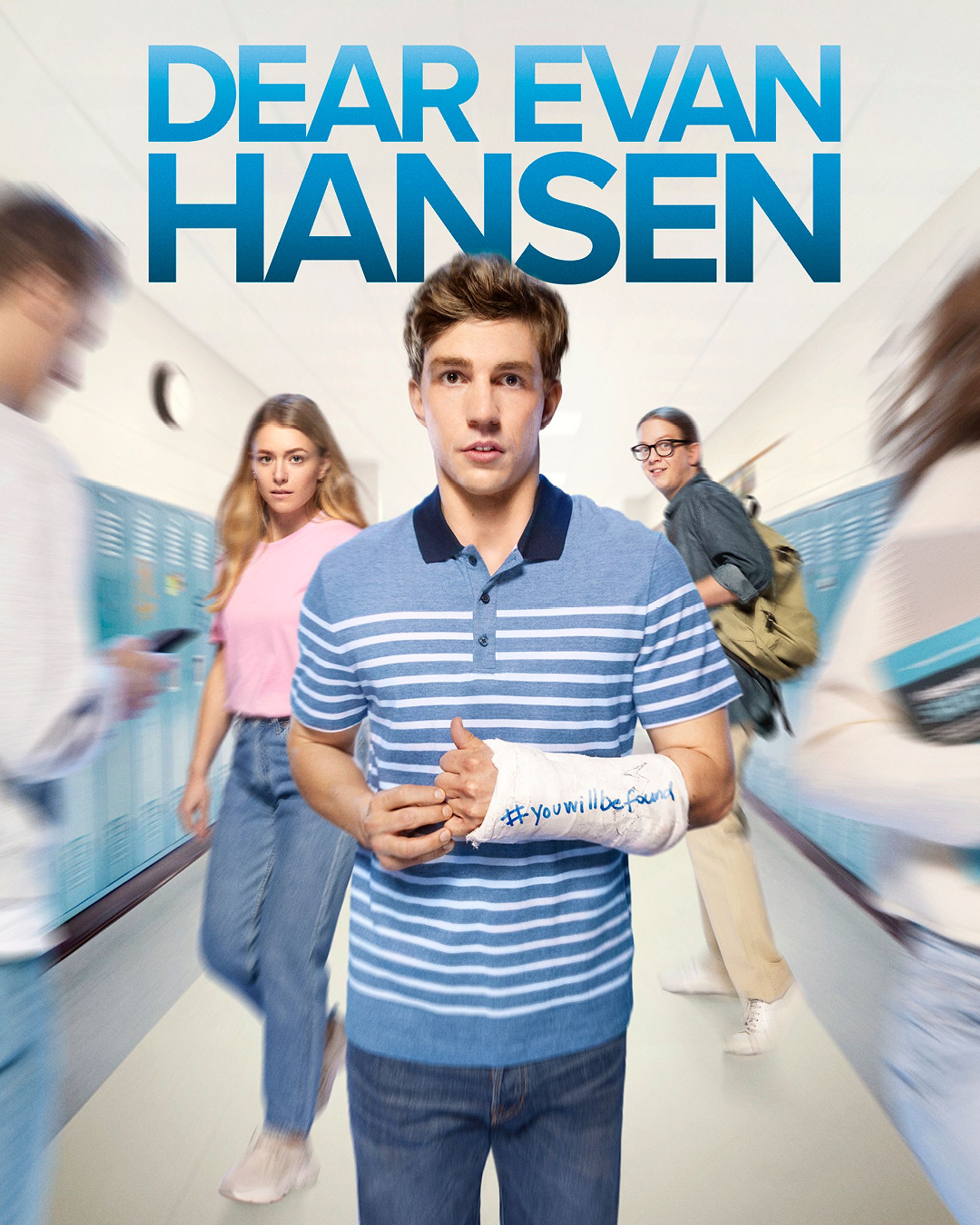 Manér för Dear Evan Hansen. Kille som står i en skolkoridor med gips på armen.