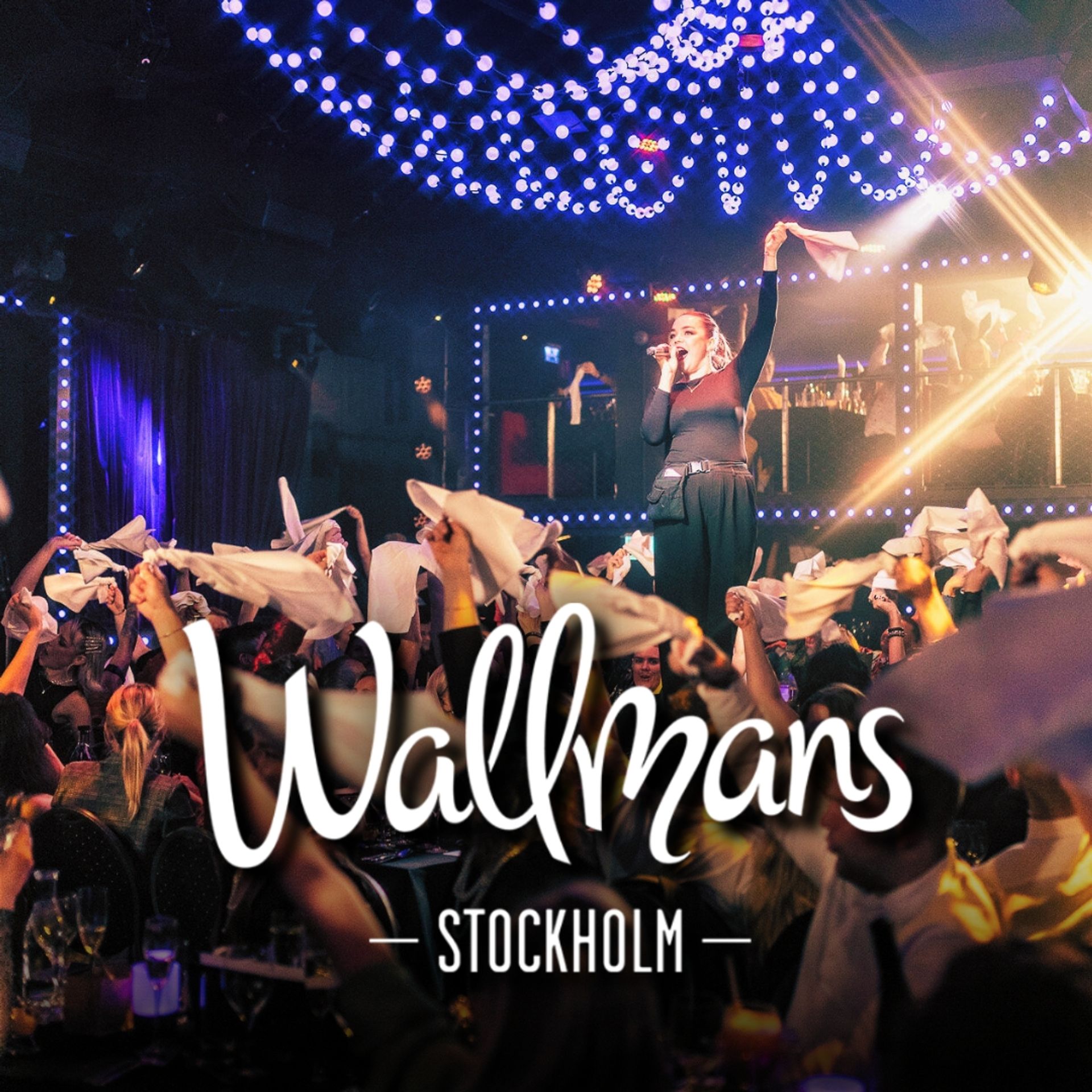 Manérbild för Wallmans Stockholm – artist på scen, servettviftande publik, festlig ljussättning och showkänsla.