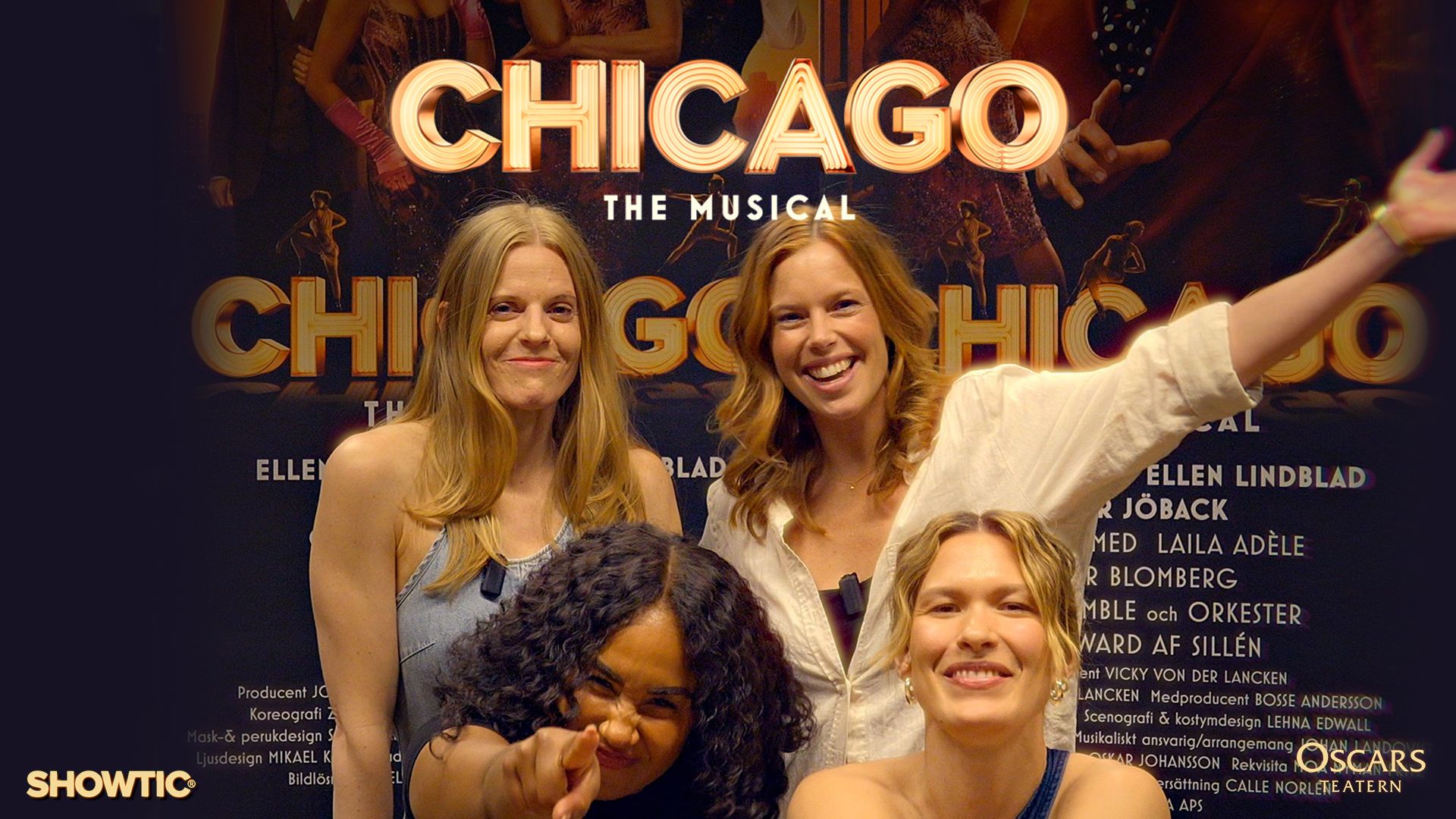 Fyra kvinnor framför en affisch för Chicago The Musical. I bakgrunden syns föreställningens logotyp och namn på medverkande, bland annat Ellen Lindblad och Peter Jöback. Showtics logotyp syns längst ned till vänster.