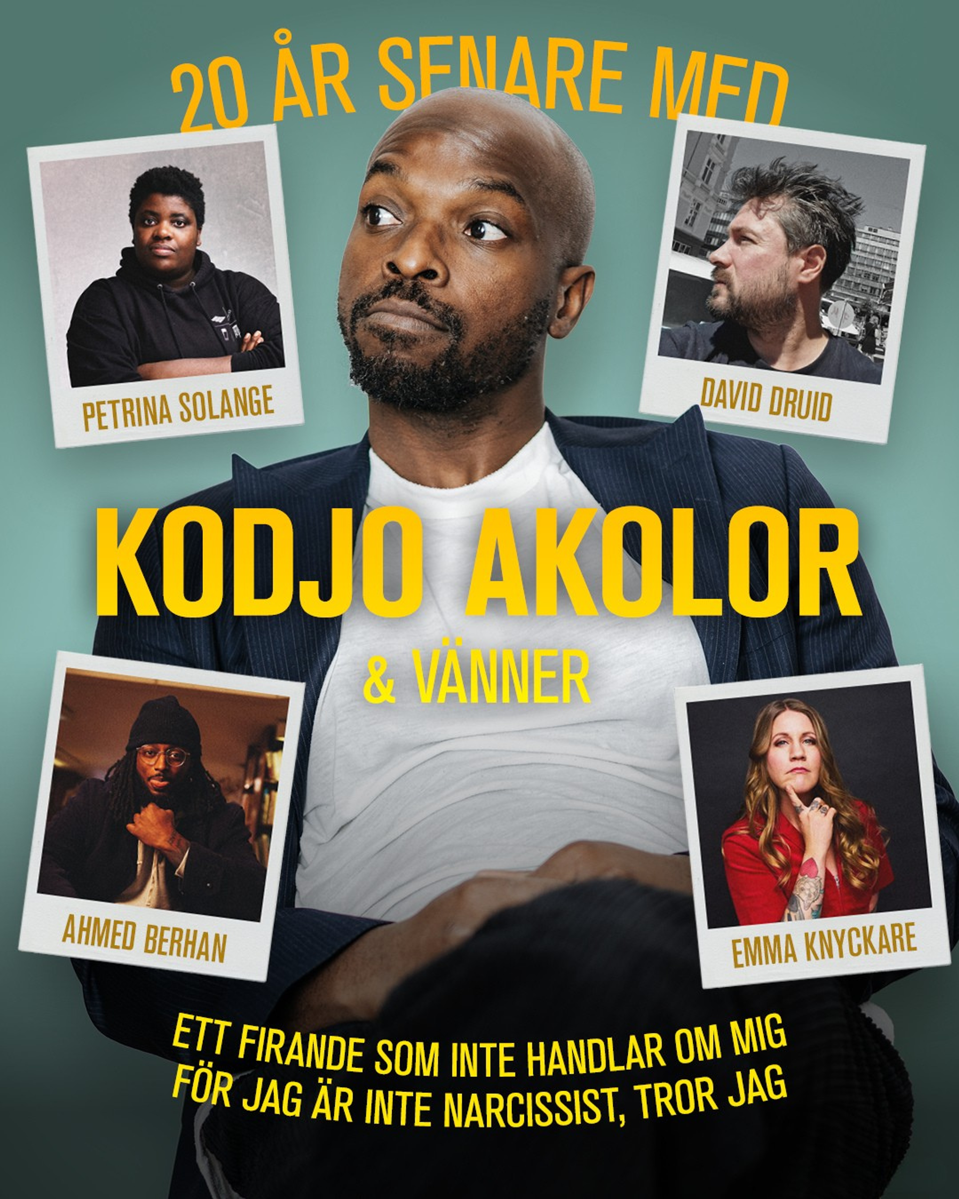 Manérbild för föreställningen "20 år senare med Kodjo Akolor och vänner". Kodjo Akolor sitter i en stol och ser ut att fundera. Runt honom är polaroidbilder på andra komiker.