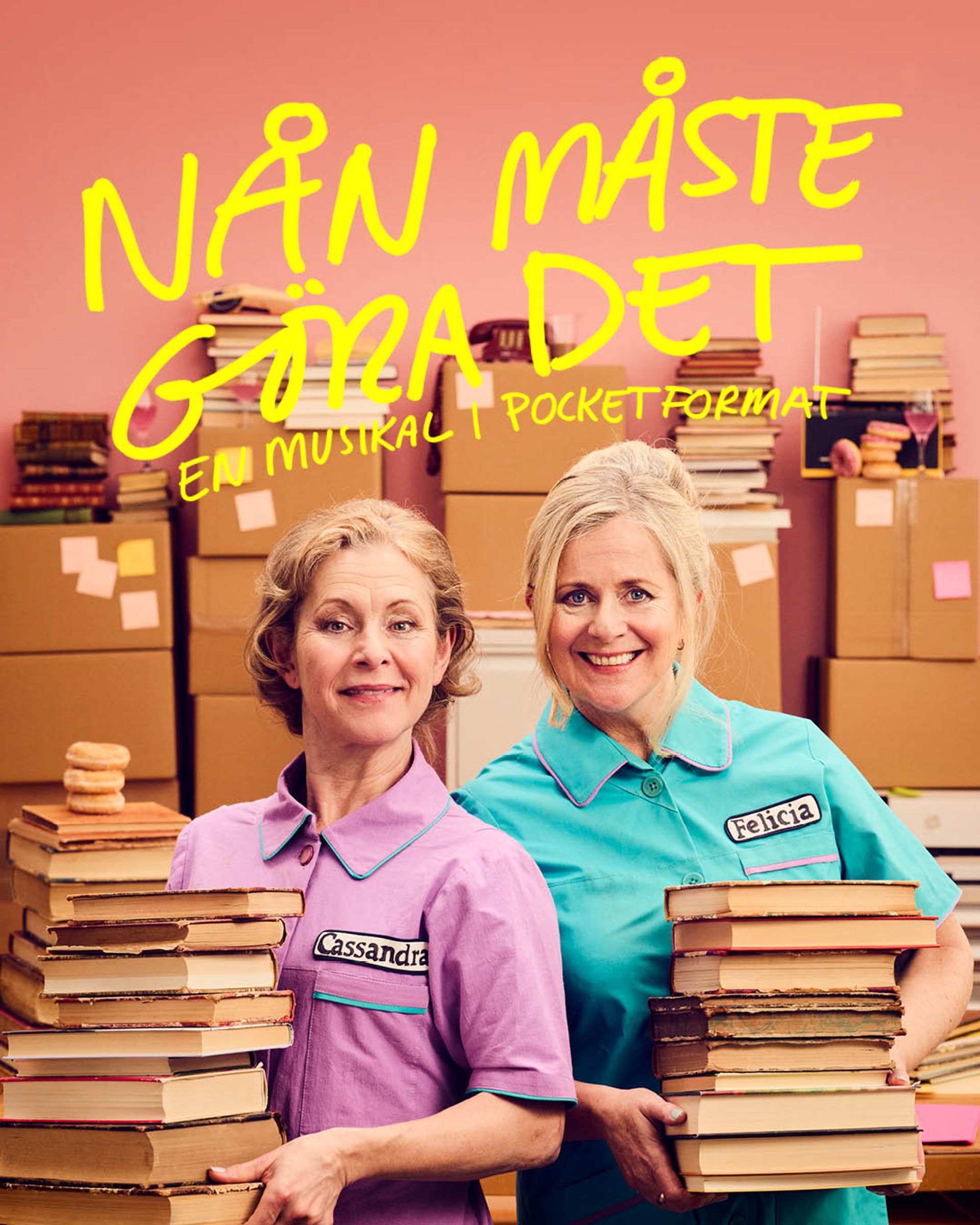 Affisch för musikalen Nån måste göra det med Gunilla Backman och Helen Sjöholm, som spelas på Intiman i Stockholm 7–14 april 2027. Kvinnor i turkosa och lila arbetskläder står bland kartonger, böcker och kontorsmaterial mot en rosa bakgrund. I stor gul text står ”NÅN MÅSTE GÖRA DET” och ”EN MUSIKAL I POCKETFORMAT”.