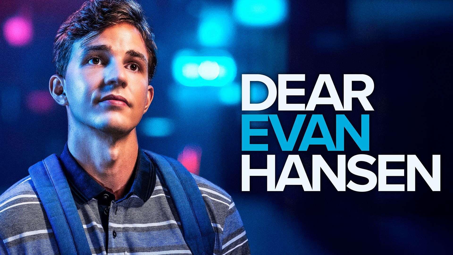 Manér för Dear Evan Hansen 2026. Porträttbild av kille med ryggsäck som blickar ut med sorgsen blick. Bakgrunden är mörk med ljus som glimtar i blå och rosa färger.