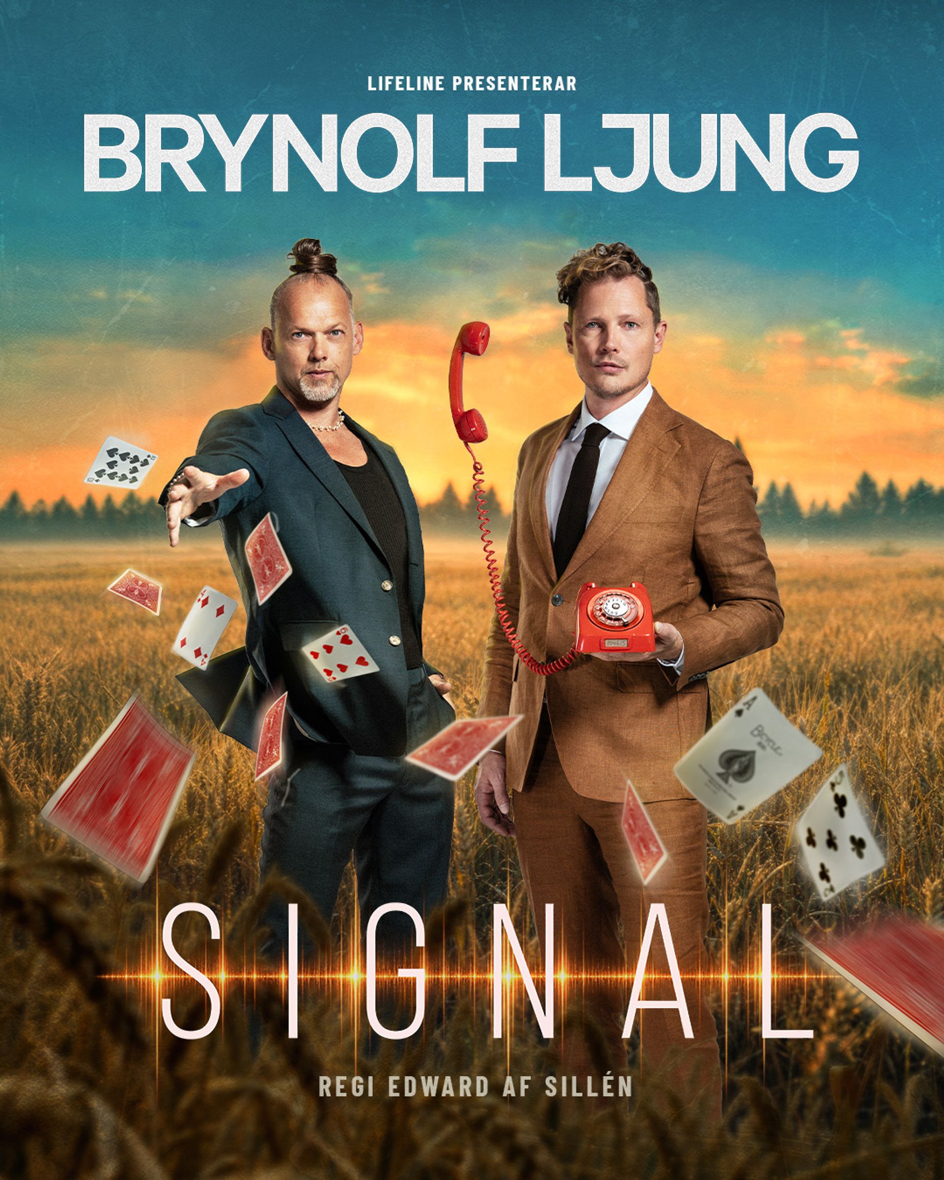 Brynolf & Ljung står i ett öppet fält i solnedgång, omgivna av svävande spelkort. Den ena sträcker handen mot kameran medan den andra håller en röd telefon. Text i bilden: ”Lifeline presenterar Brynolf Ljung”, ”Signal” och ”Regi Edward af Sillén”. Föreställningen spelas på Lorensbergsteatern i Göteborg 22–25 april 2027.