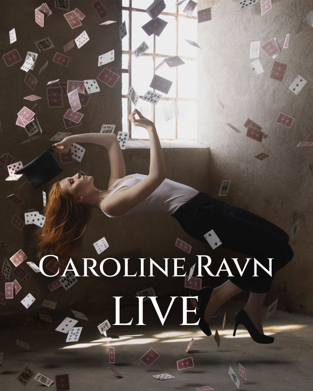Affisch för Caroline Ravn Live på Börsen i Stockholm den 8 december. Caroline Ravn svävar bakåtlutad i luften med en svart hatt i handen, omgiven av flygande spelkort i ett mörkt rum med fönster. Över bilden står ”CAROLINE RAVN LIVE” i stora vita bokstäver.