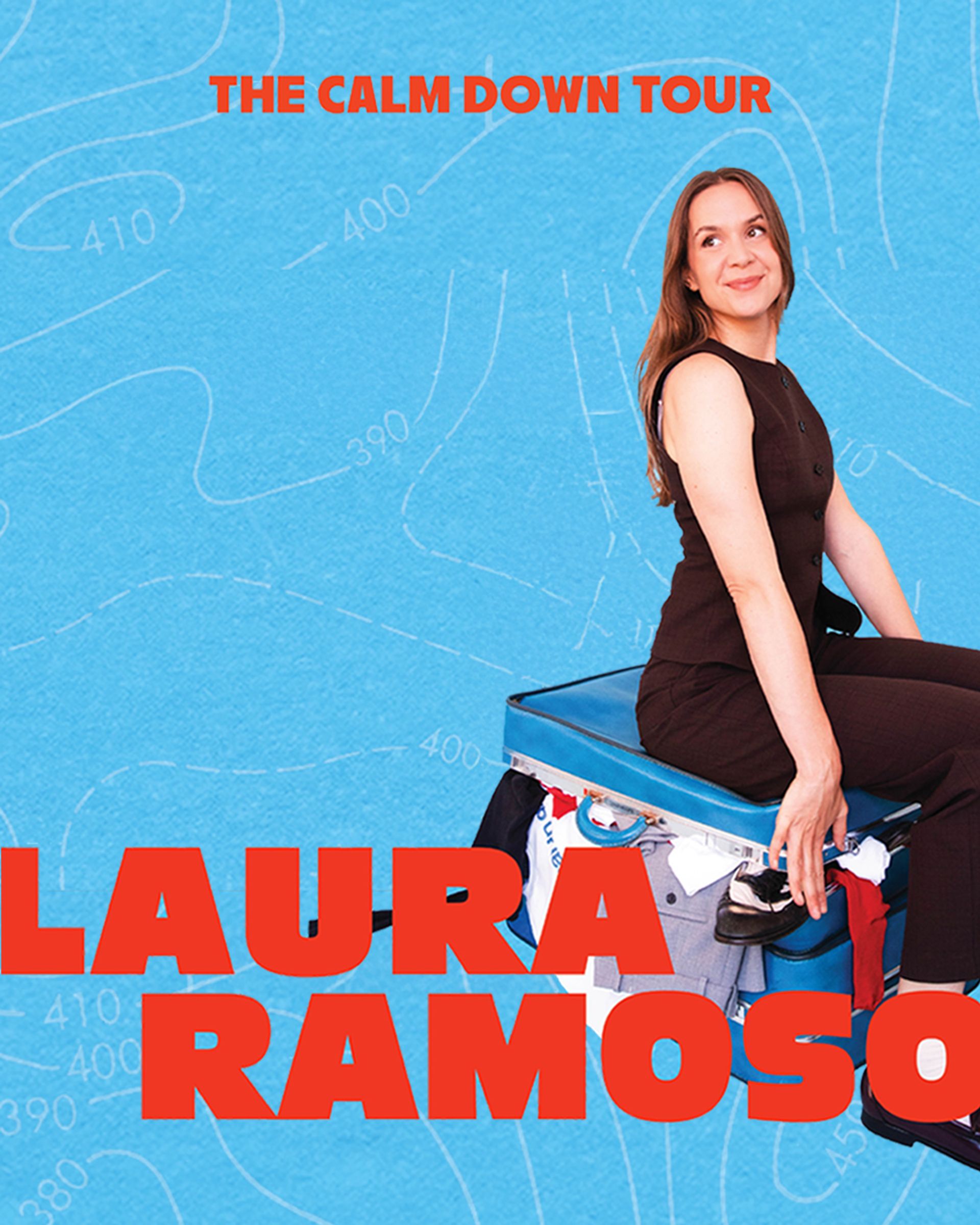 Manérbild för Laura Ramoso - The Calm Down Tour. Laura sitter på en fullproppad resväska och poserar. Bilden är en havsblå bakgrund