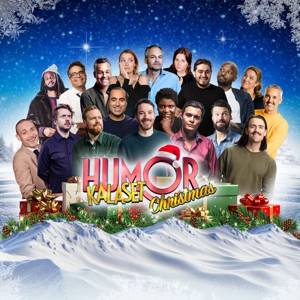 Manér för Humorkalaset Christmas. Massor av komiker radas upp inklippta i ett vinterlandskap med paket och snö.