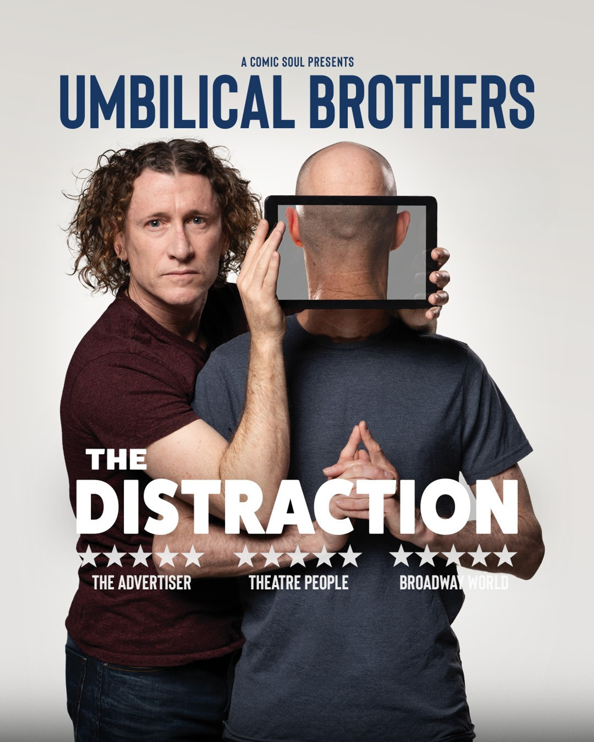 Manér bild för The Umbilical Brothers - The Distraction. The Umbilical Brothers står båda med kroppen mot kameran men den ena brodern håller en iPad framför den andras ansikte så det ser ut som att han står med ryggen mor kameran.