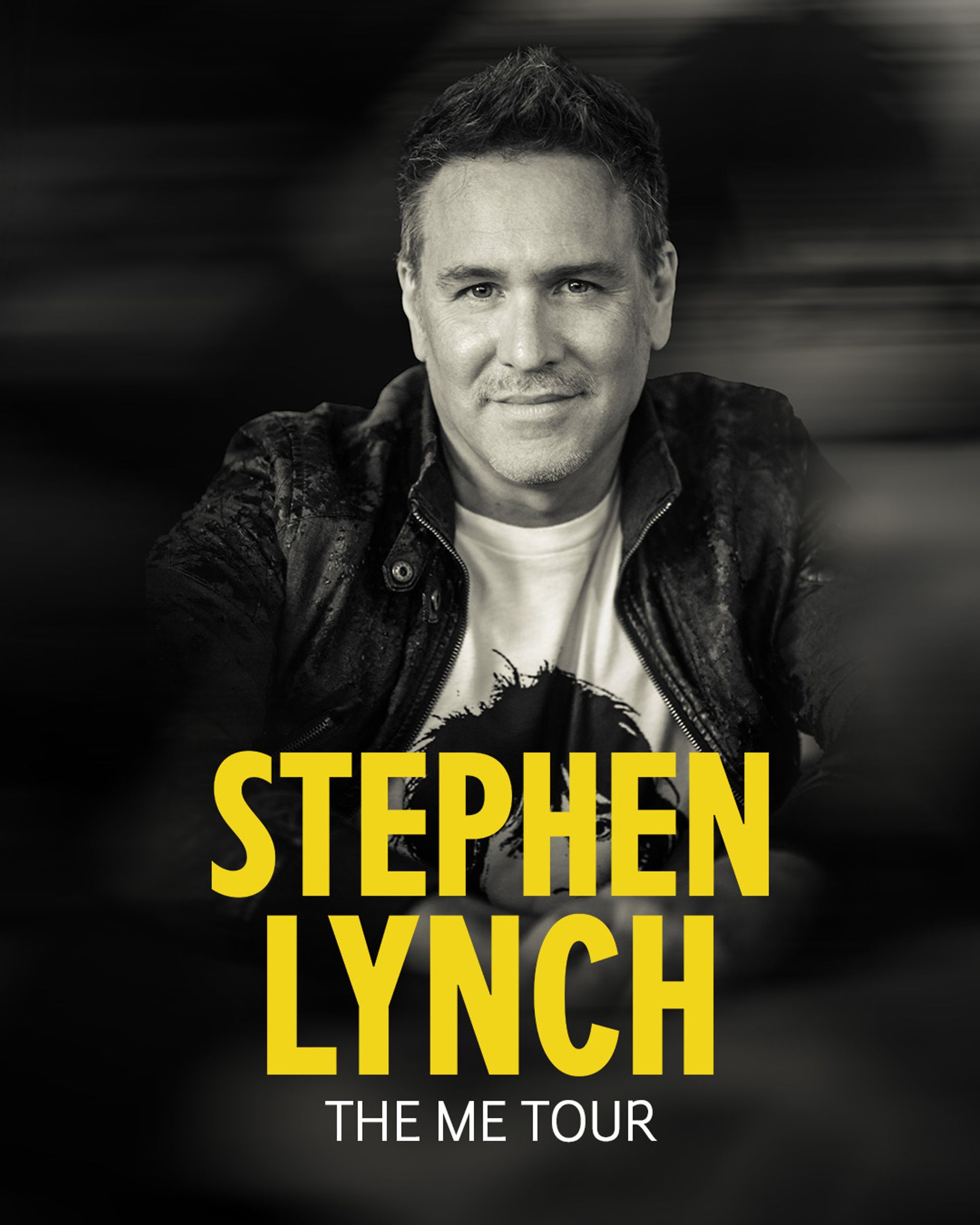 Porträttbild på Stephen Lynch för The Me Tour, som spelas på China Teatern i Stockholm den 20 januari 2027. Han bär svart jacka över en vit tröja och ser in i kameran mot en mörk bakgrund. Text i bild: ”Stephen Lynch” och ”The Me Tour”.