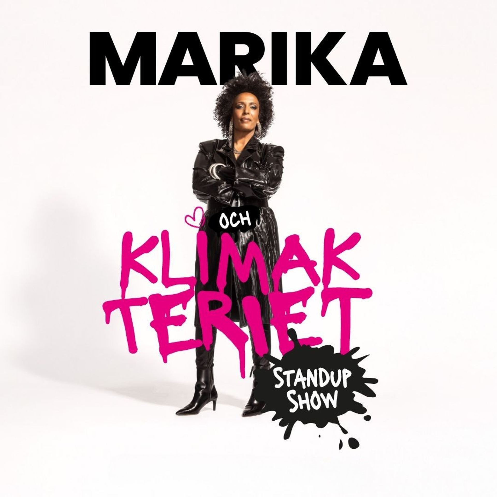 Marika Carlsson stående i en svart läder klädsel, stora smycken och med armarna i kors. Manér bild för hennes stand up show Marika och klimakteriet