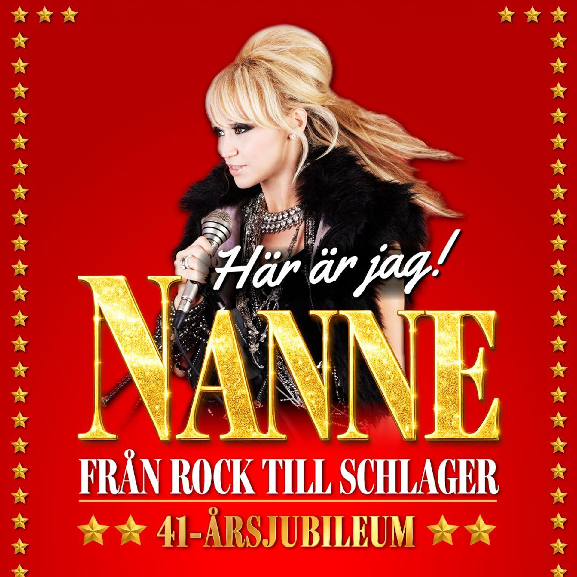 Manér bild på Nanne Grönvall i en svart klädsel och mikrofon i handen. Bakgrunden är röd och har texten Nanne över sig i guld. Manér för 41-årsjubileet "Här är jag! - Från Rock till Schlager"