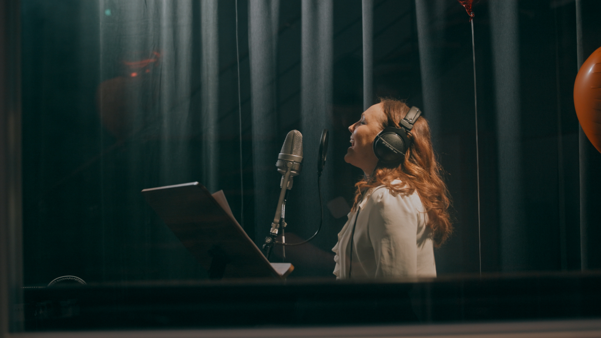 Hanna Hedlund i en studio där hon sjunger in låtar från Joyride - The Musical
