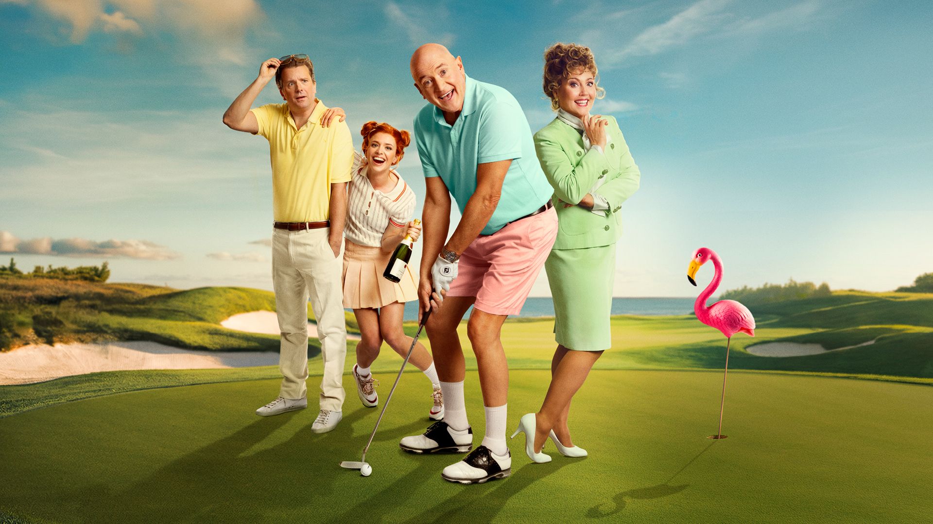 Manér för Oss Swingers Emellan. En golfbana med skådespelare som står med en bubbelflaska i handen och någon som svingar en golfklubba.