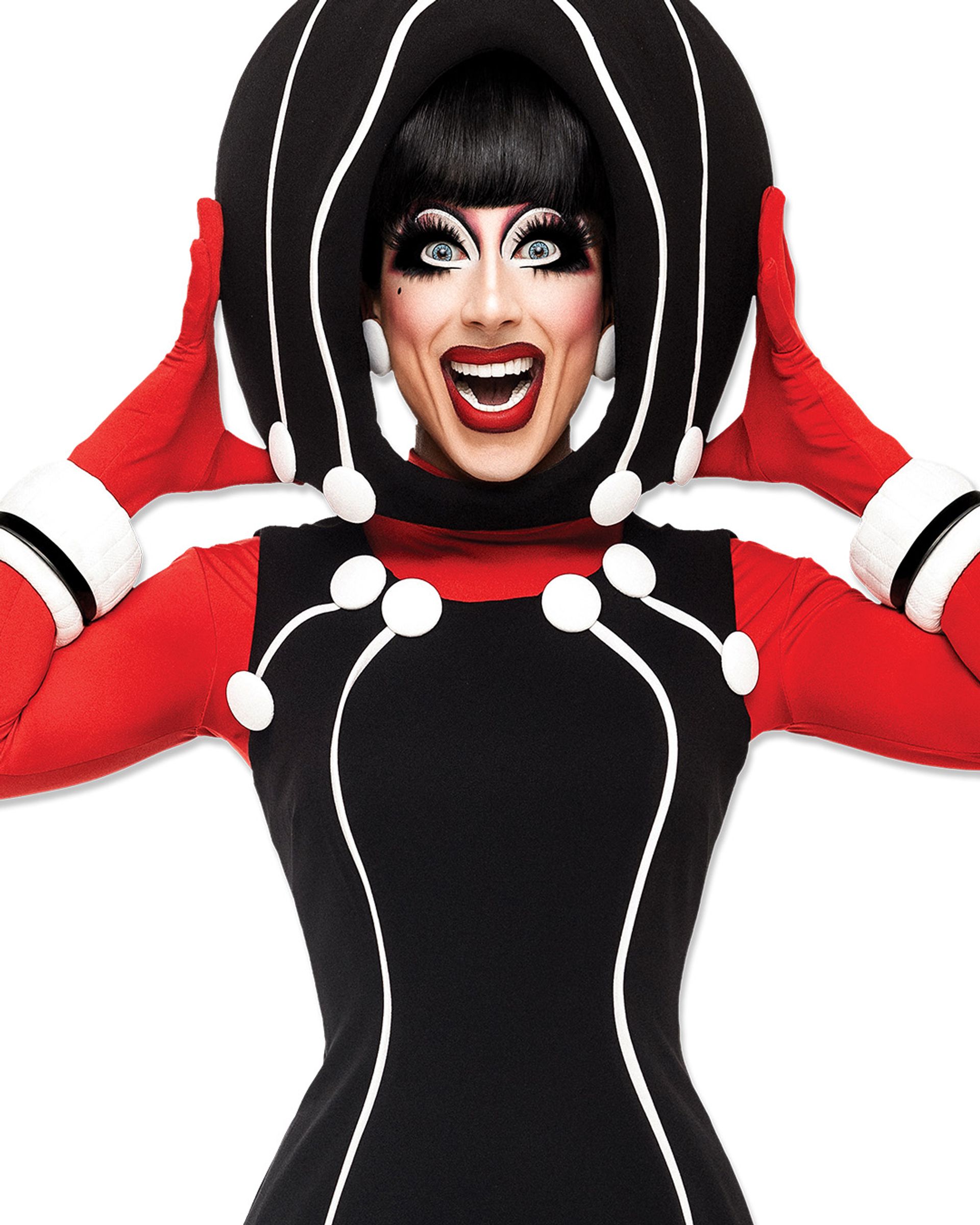 Bianca Del Rio poserar i en svart, vit och röd scenkostym mot vit bakgrund. Till vänster står texten ”IT GETS BITTER”, ”WORLD COMEDY TOUR” och ”BIANCA DEL RIO”. It Gets Bitter spelas på China Teatern i Stockholm den 9 maj 2027.